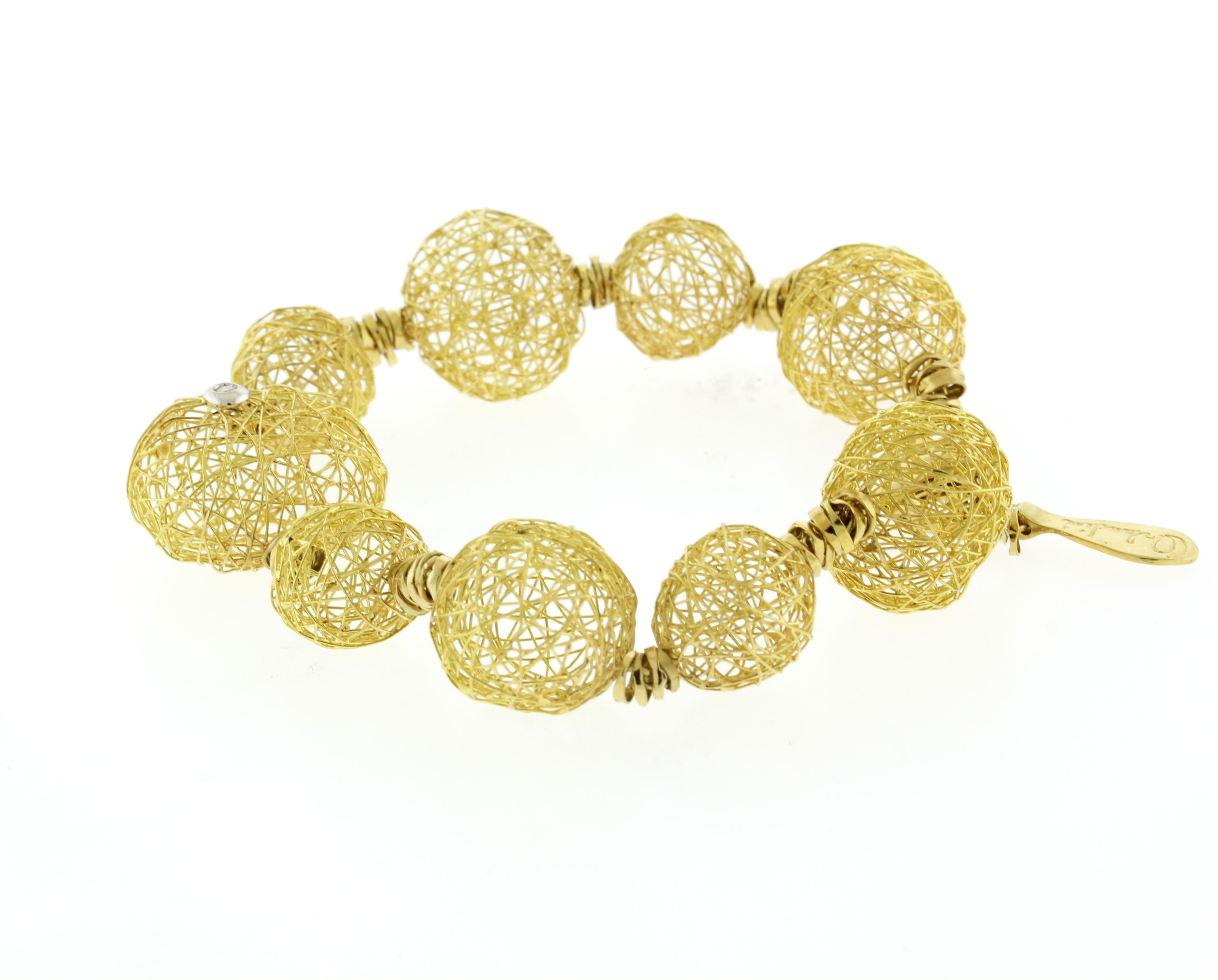 Erleben Sie den Höhepunkt der Extravaganz mit dem Orlando Orlandini Arianna Armband, das aus 18kt Gelbgold gefertigt ist. Mit einer Länge von 8,25