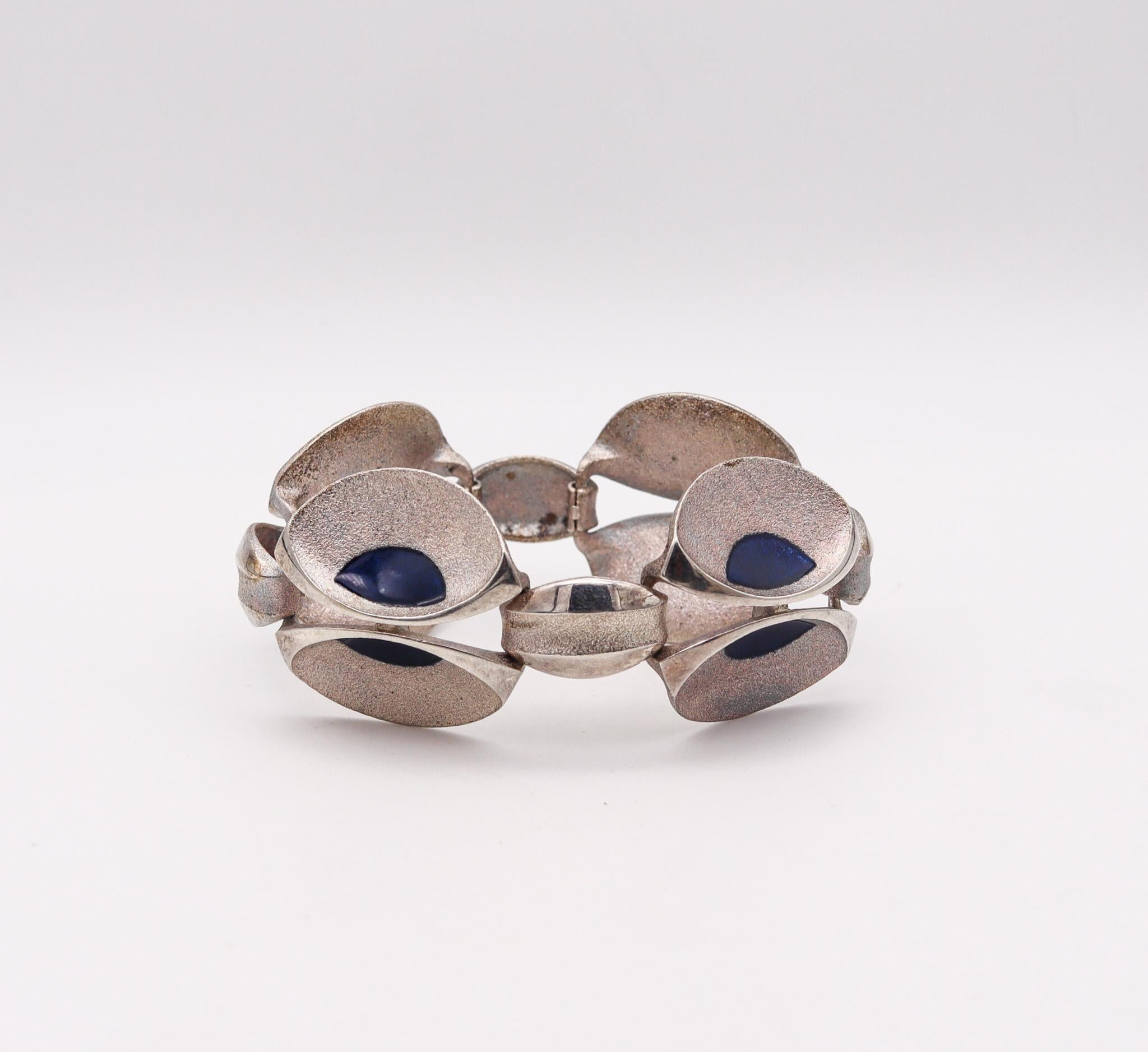 Bracciale con pavone disegnato da Orlando Orlandini.

Favoloso bracciale vintage, creato in Italia dallo stilista Orlando Orlandini Design nel 1970.  Questo bellissimo bracciale è stato realizzato con motivi di pavoni in argento massiccio 925/.999