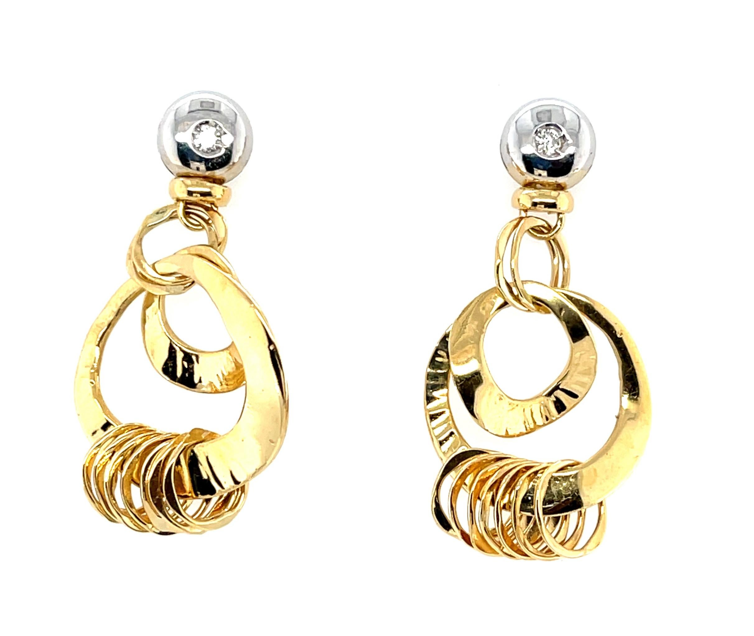 Estos llamativos pendientes de diseño de Orlando Orlandini son impresionantes obras de arte y ¡tan divertidos de llevar! Anillos barrocos entrelazados de oro amarillo de 18 quilates de distintos tamaños unidos en un diseño imaginativo y sofisticado: