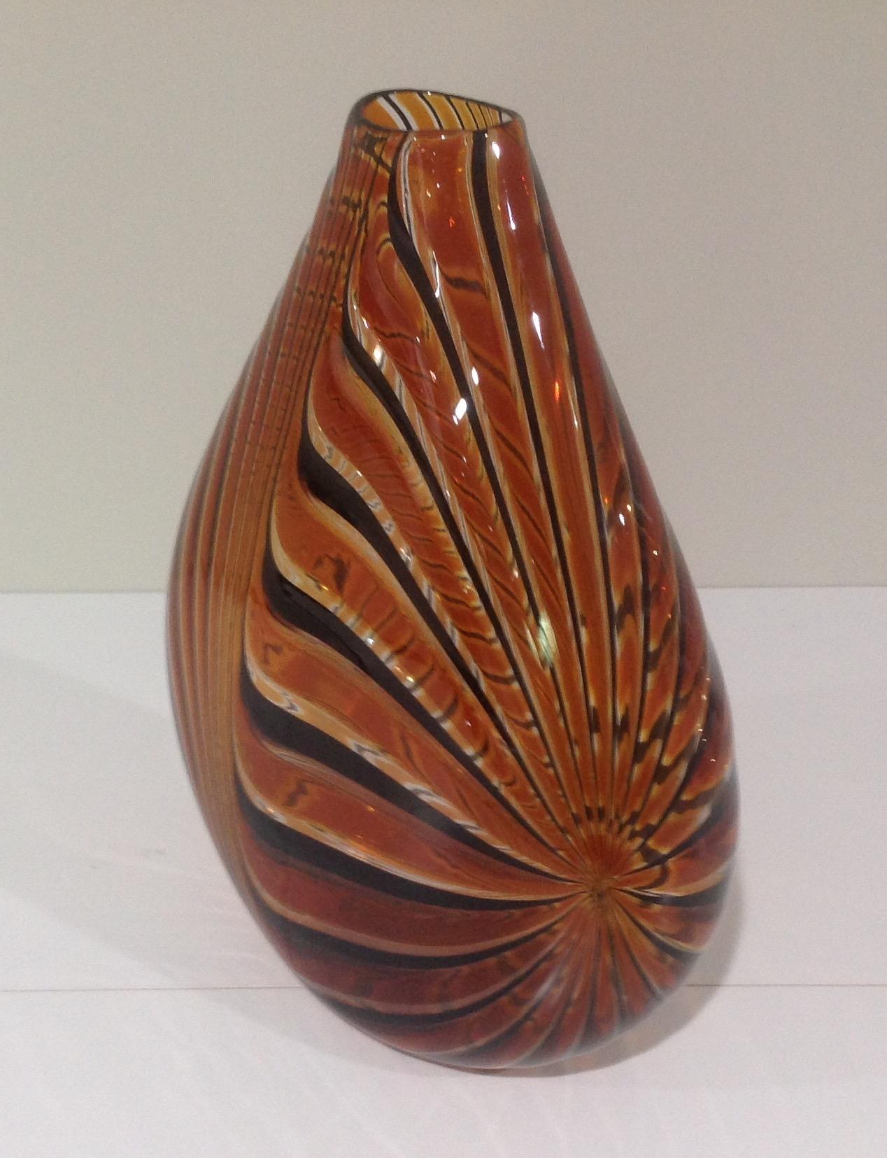 Amazing and technical signed spiral decoration vase by Master glass blower Orlando Zennaro.