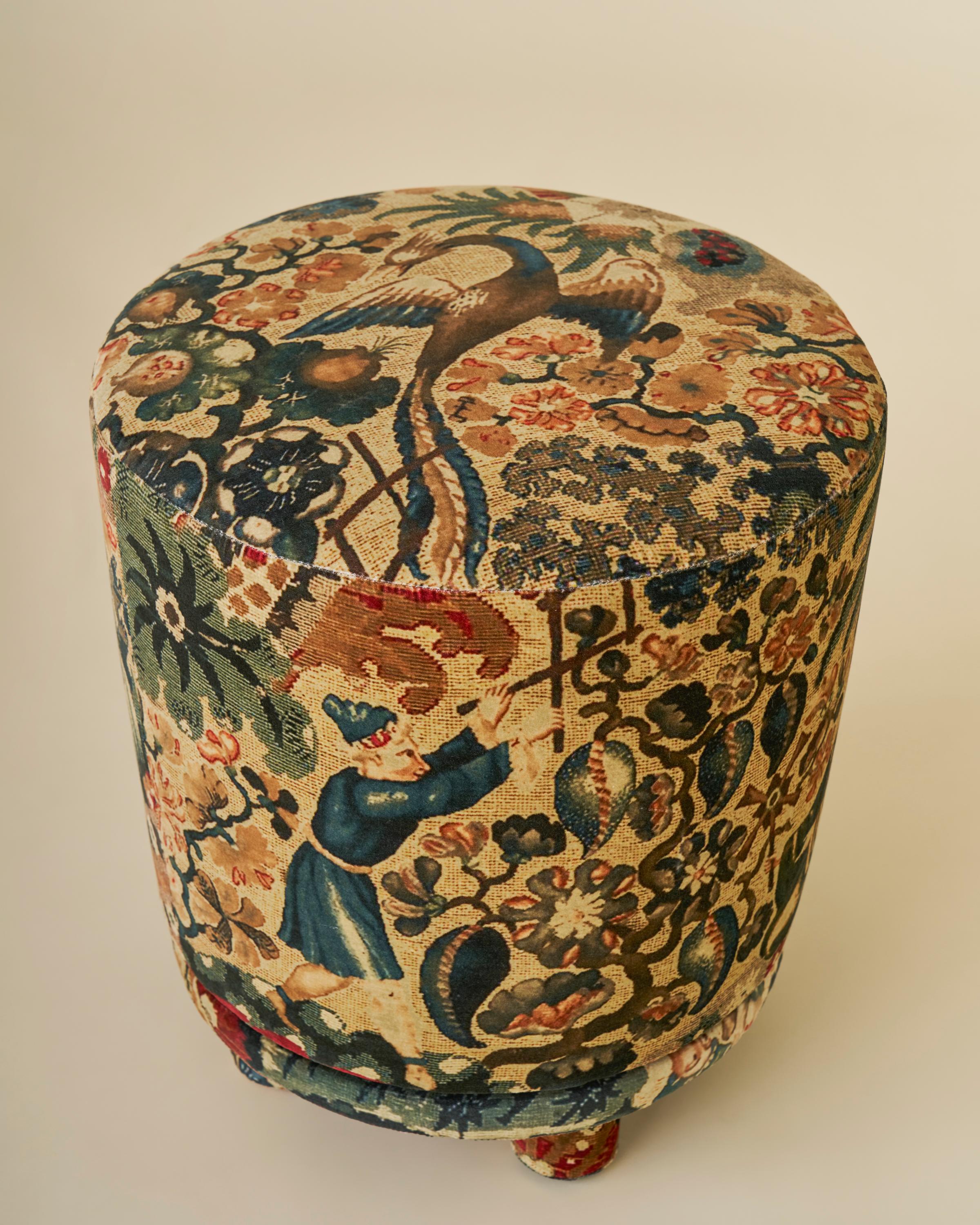 Il nostro pouf Orleans è rivestito in velluto World Tapisserie XVII di Arjumand's, che fa riferimento ad antichi arazzi dell'Europa occidentale di altri tempi. Le cuciture artistiche e la disposizione dei motivi creano una piccola e splendida opera