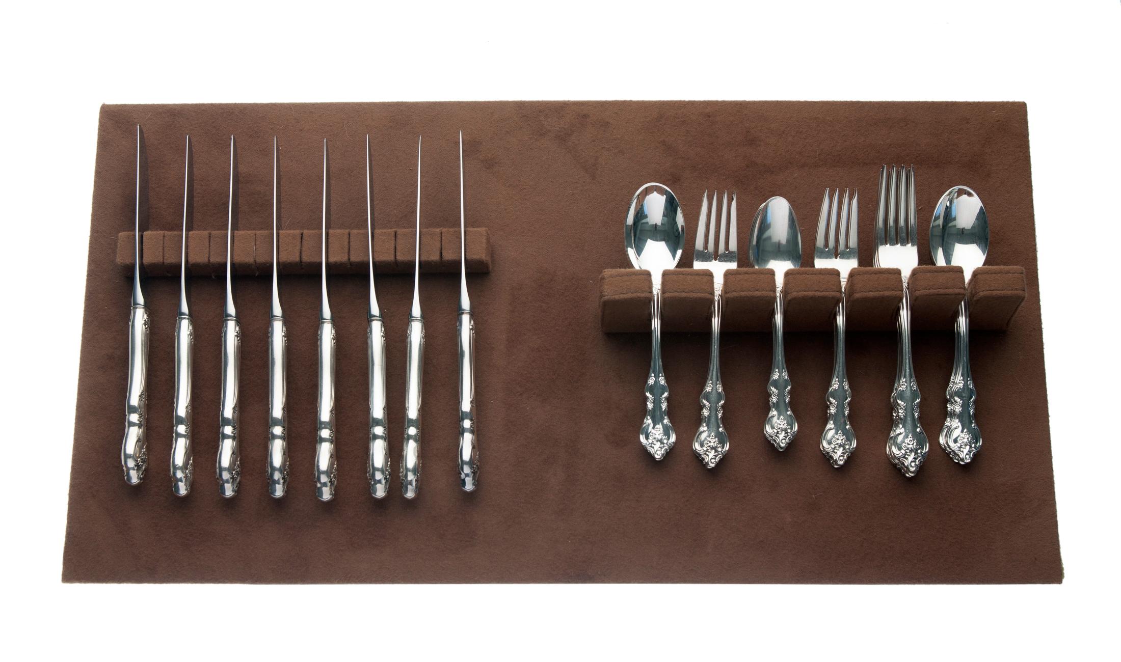 Cubiertos International Deep Silver en el diseño Orleans de International Silver. El conjunto incluía una bandeja cajón de fieltro marrón. El juego está en perfecto estado e incluye: 8 tenedores de mesa 8 tenedores de ensalada 8 cucharillas 8