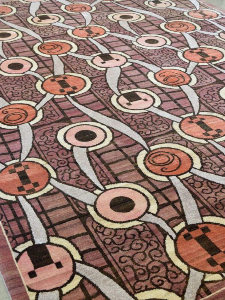 Sur un fond de motifs géométriques, le tapis persan 