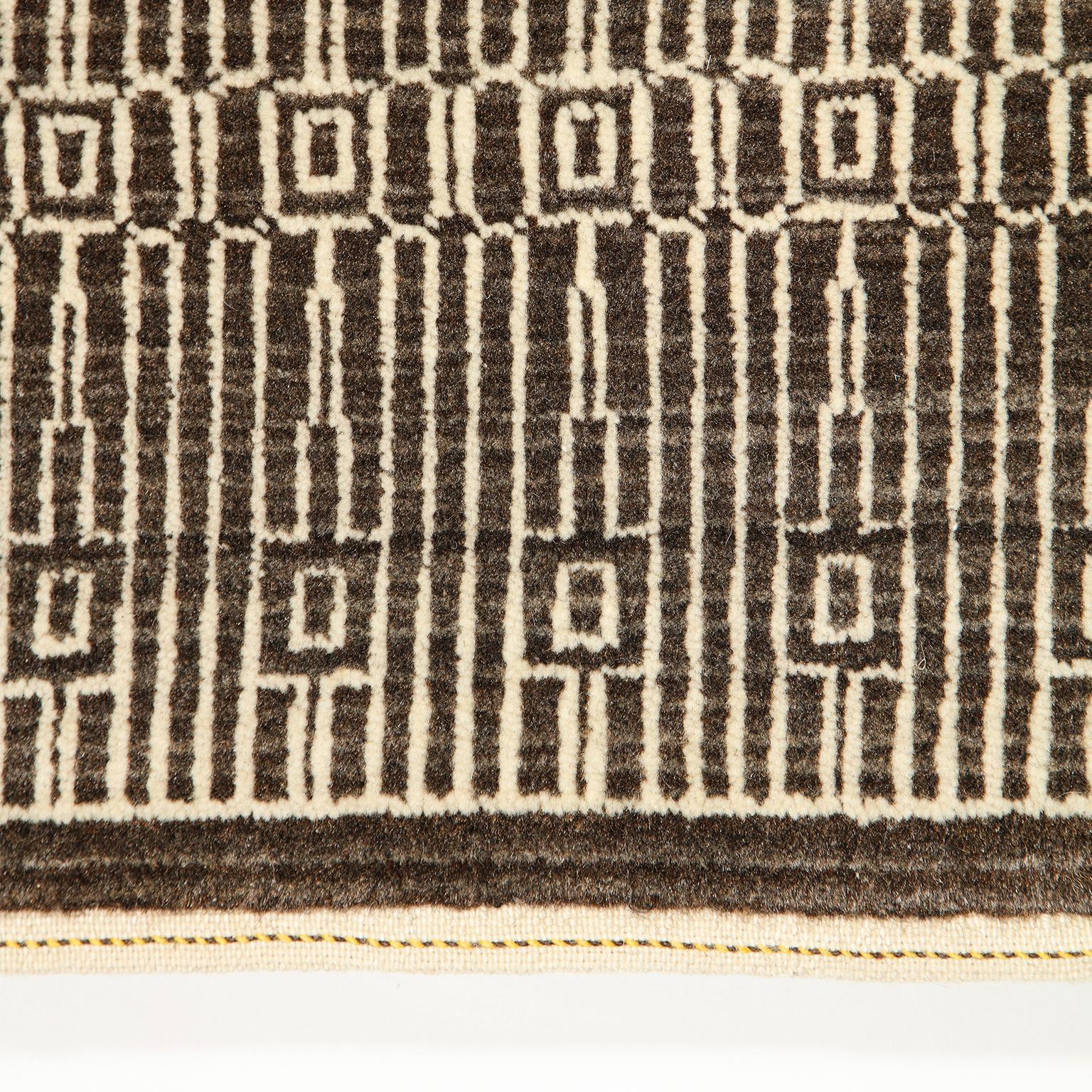 Mid-Century Modern Tapis persan contemporain en laine nouée à la main, crème et gris naturel, 6 pi x 9 pi en vente