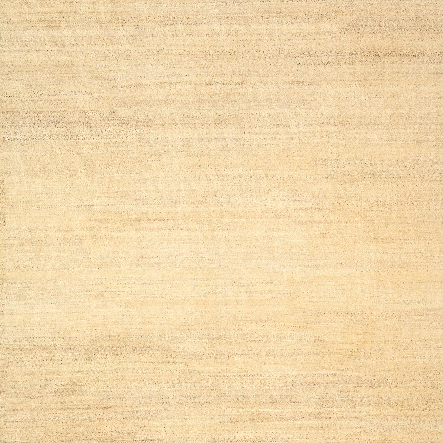 Certains tapis s'appuient sur des couleurs et des motifs complexes pour se démarquer, mais Field attire l'œil différemment. S'appuyant sur la variation des teintes obtenue par le filage à la main de la laine non teintée utilisée dans cette pièce, ce
