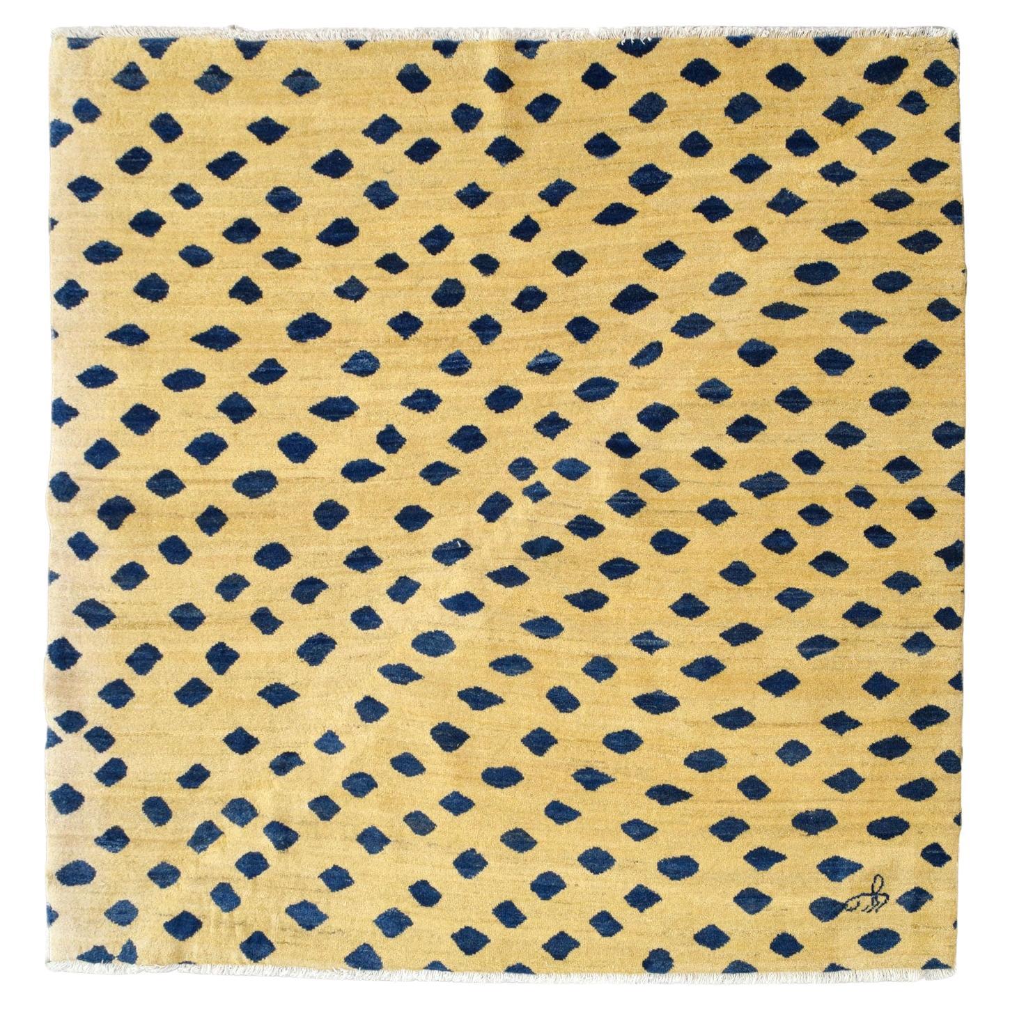Tapis persan abstrait Flutter d'Orley Shabahang, laine indigo et or, 5' x 7'