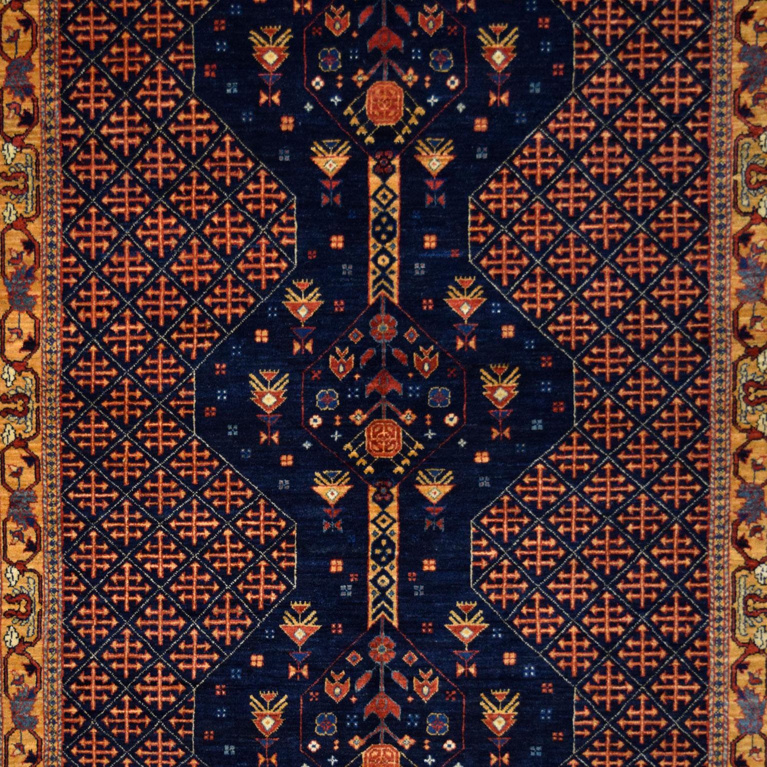 Teinture végétale Tapis persan tribal Qashqai en laine indigo, or, rouge et crème, 4' x 6' en vente