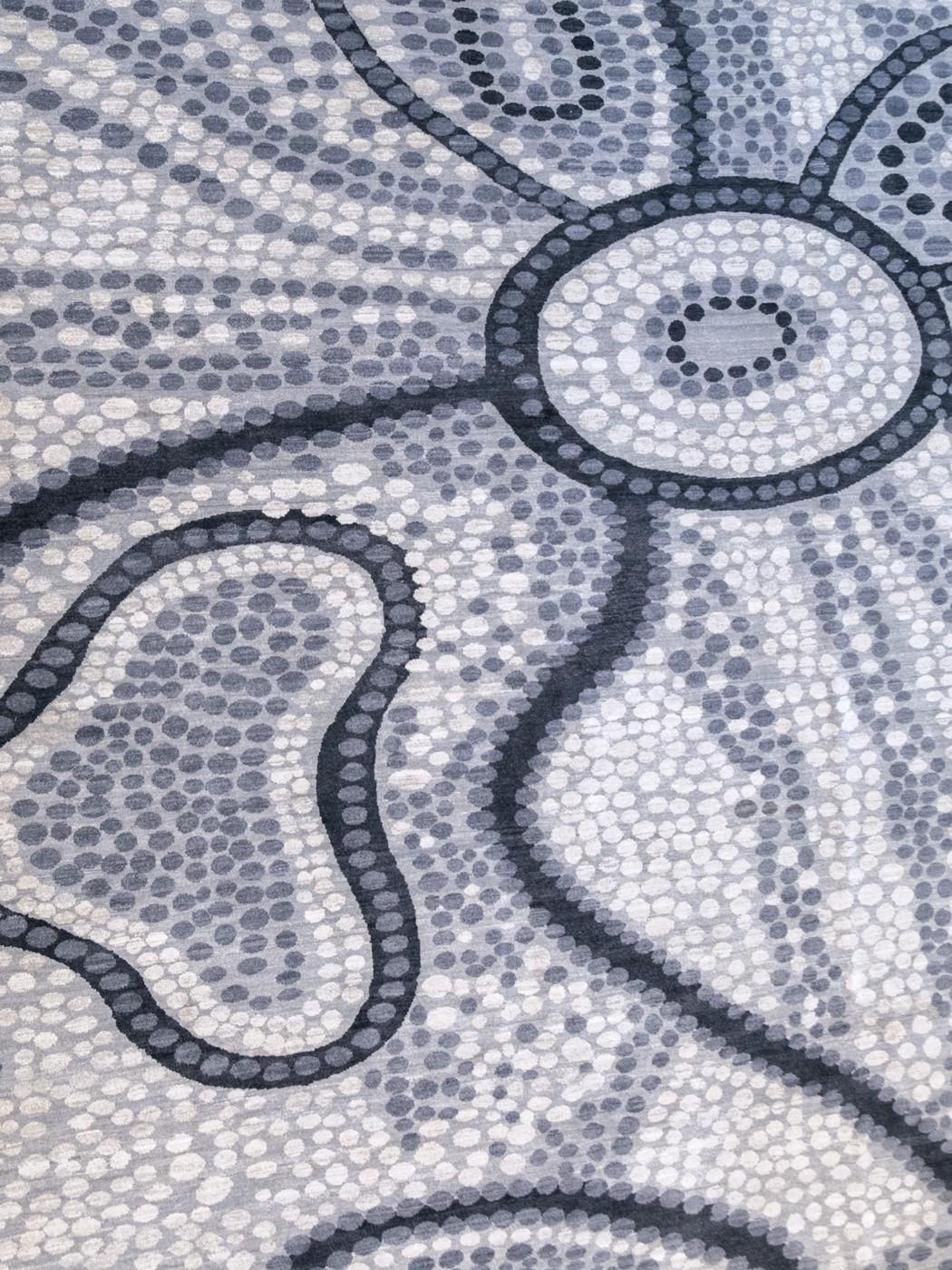 Dans des tons doux et contrastés de laine filée à la main, ce tapis persan contemporain intitulé 