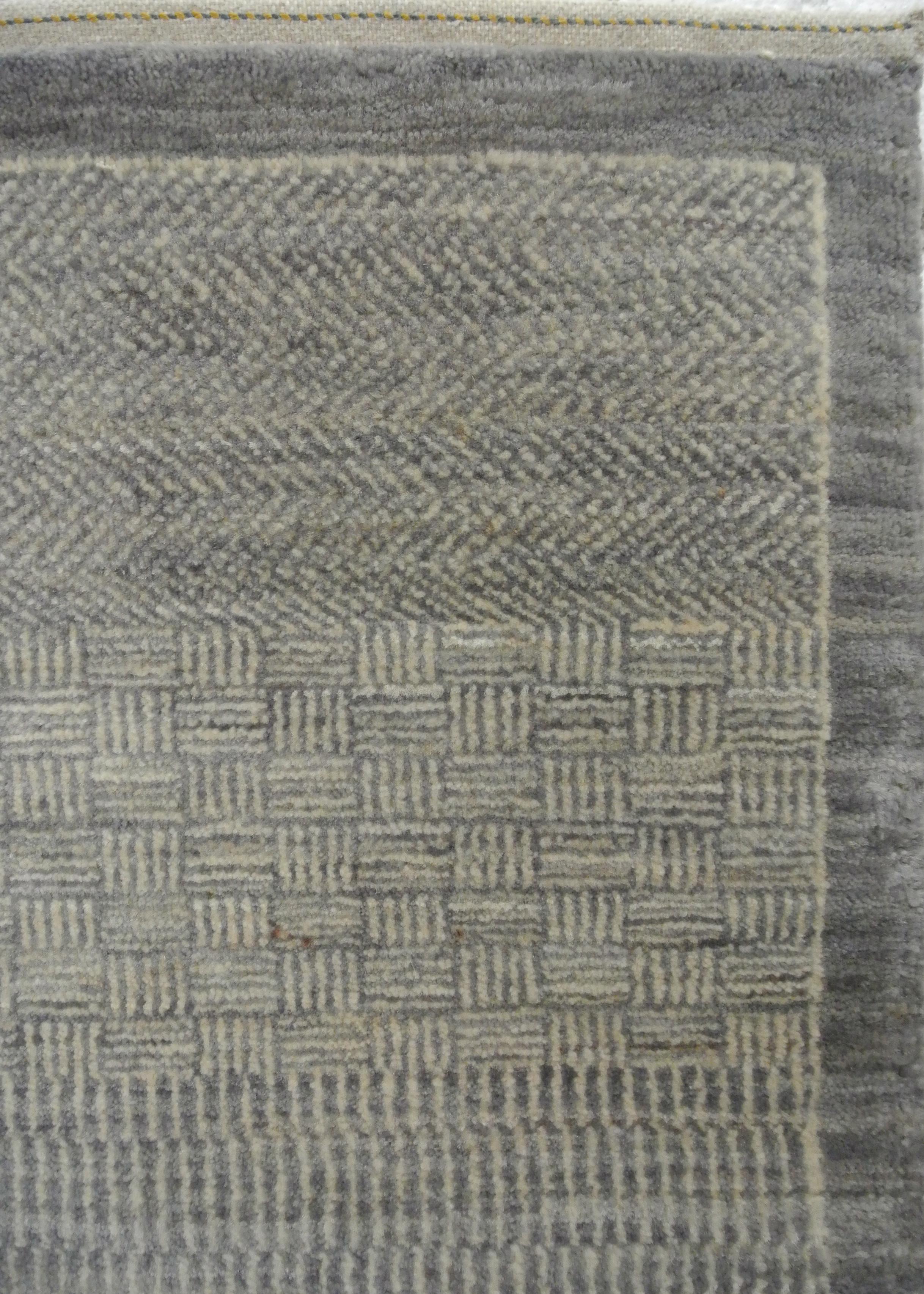 Annodato a mano Tappeto persiano in lana The Modern Scandinavian, grigio e crema, annodato a mano, 5' x 7' in vendita