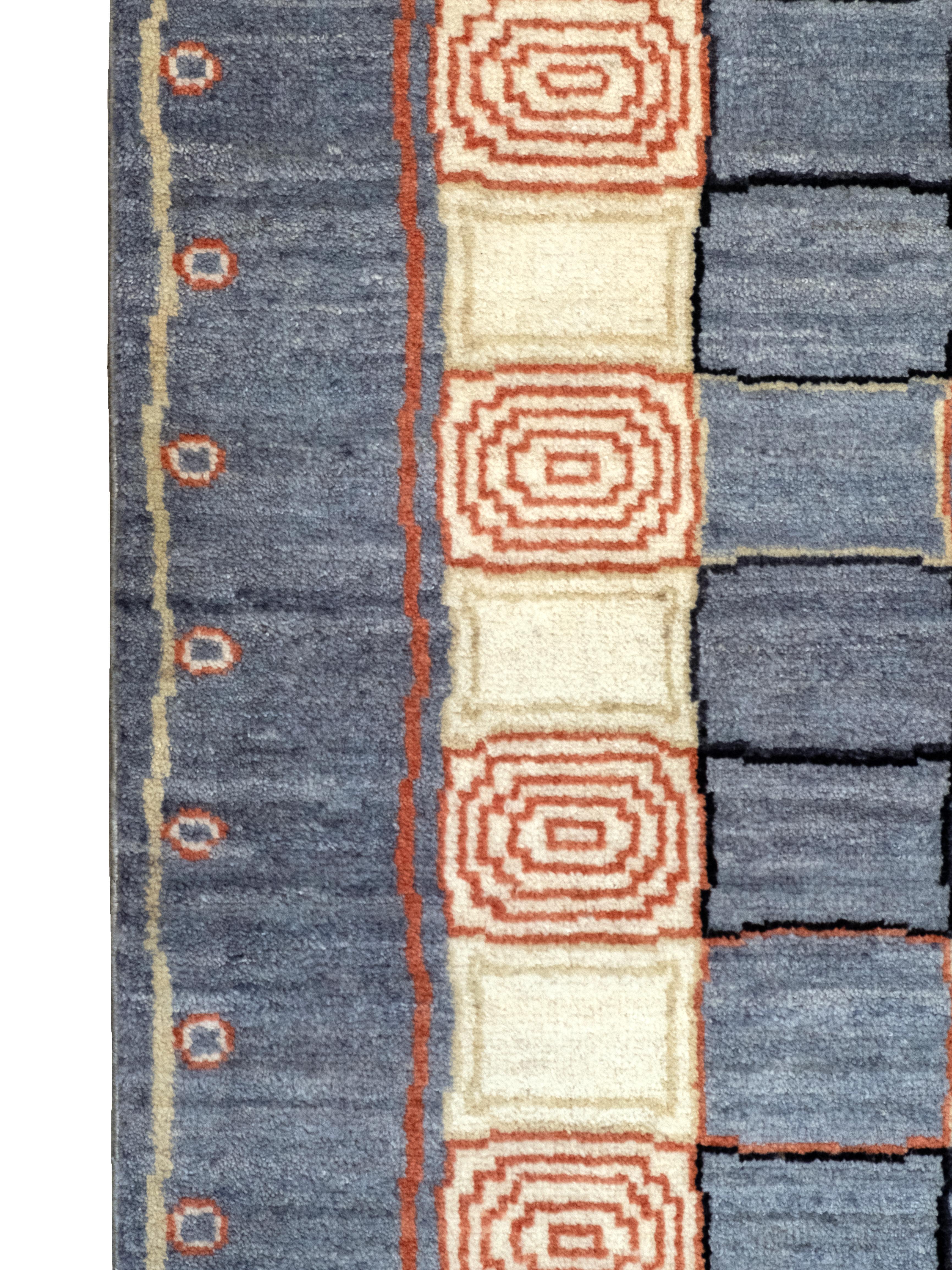 Moderne Orley Shabahang's Ionic Gabbeh Geometric Shag Carpet in Gray and Cream (Tapis à poils longs géométriques gris et crème) en vente