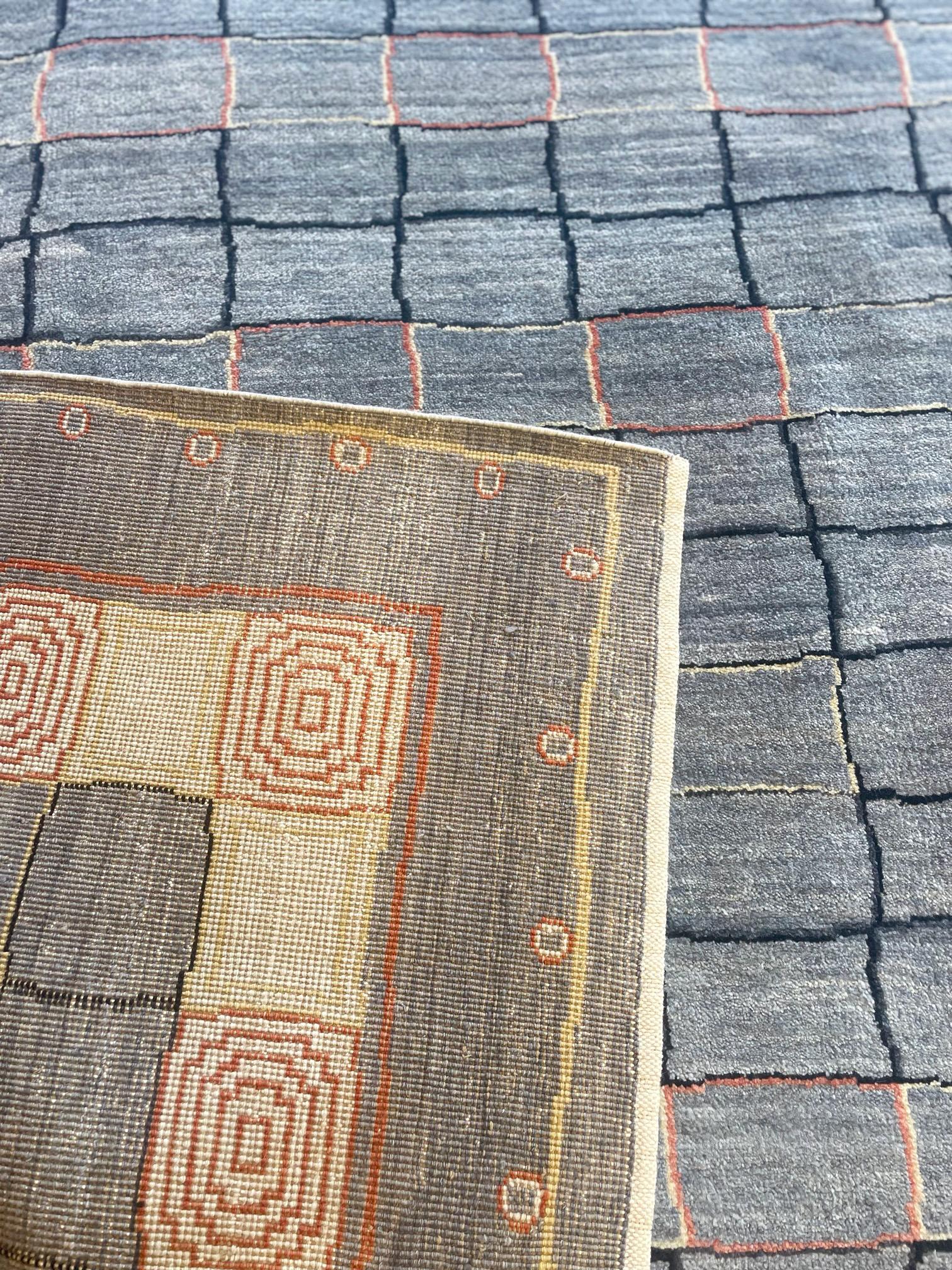 XXIe siècle et contemporain Orley Shabahang's Ionic Gabbeh Geometric Shag Carpet in Gray and Cream (Tapis à poils longs géométriques gris et crème) en vente