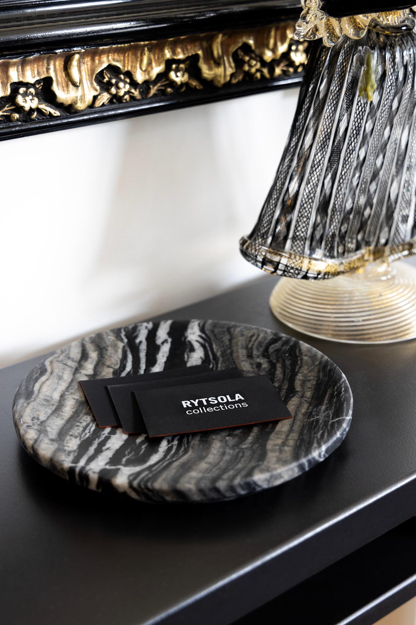 Orlo è un mobile minimalista in marmo italiano, prima funzionale e poi scultoreo. Il suo profilo basso, il raggio morbido e la superficie delicatamente incassata portano ordine senza rumore, trasformando il semplice rituale di svuotare le tasche in