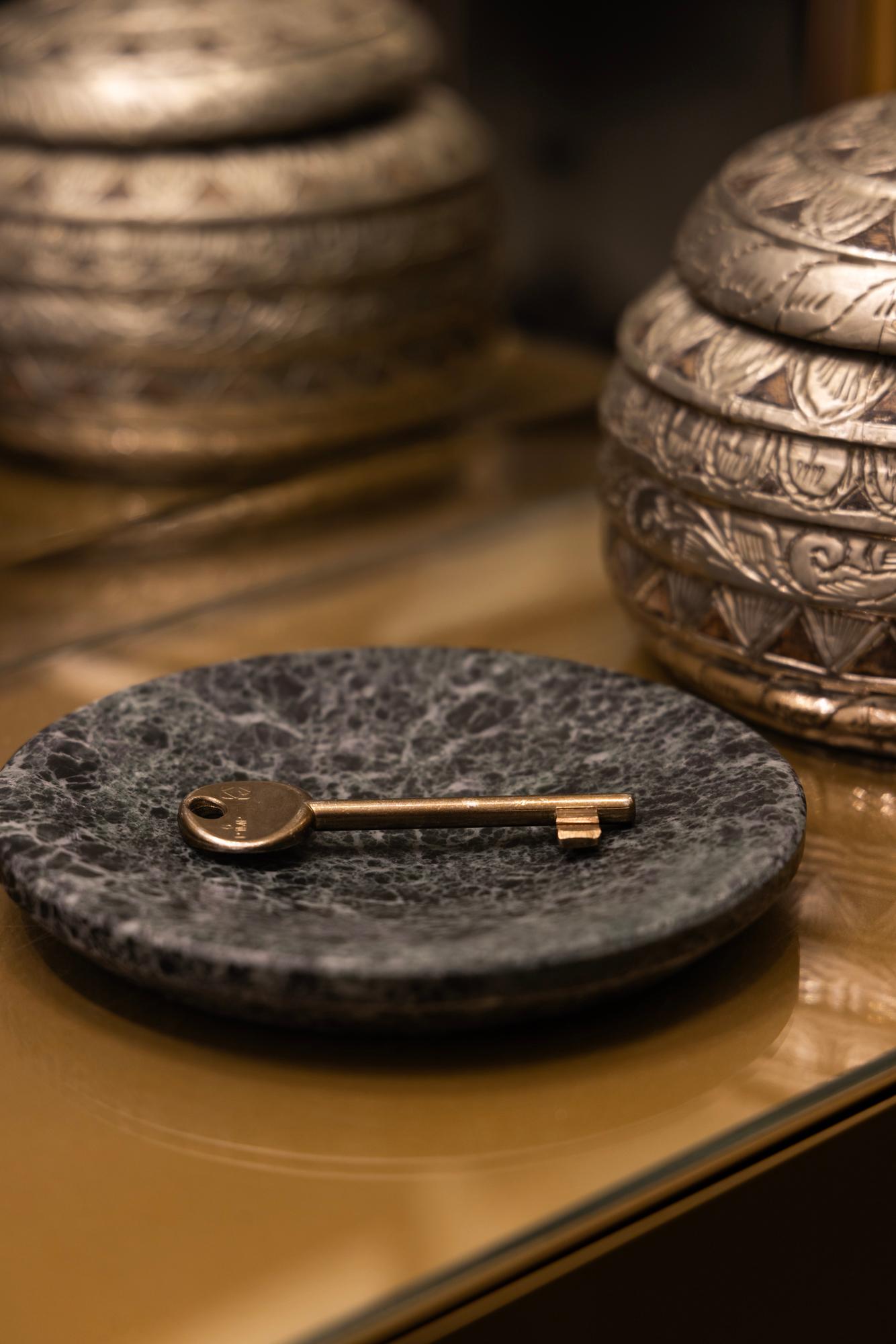 Italiano Portaoggetti Orlo in marmo italiano di Rytsola Collections in vendita