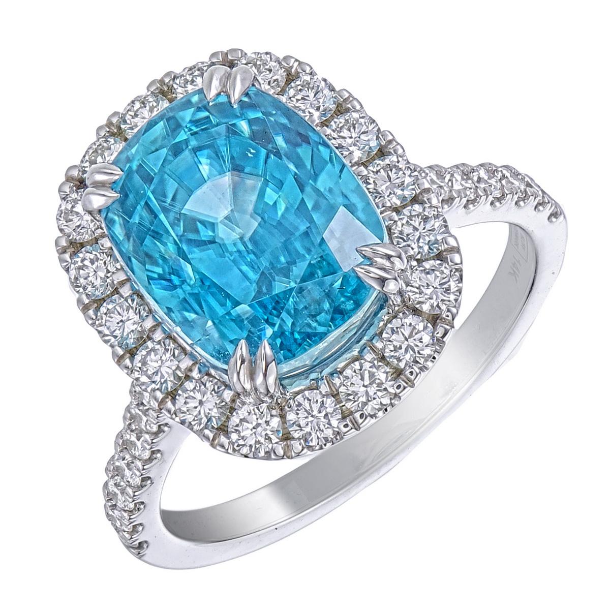 Orloff du Danemark :
Une création exquise mettant en valeur un zircon bleu naturel de 8,33 ct, admiré pour sa teinte tropicale intense et sa brillance envoûtante. Entouré de 34 diamants ronds et brillants VS1 (0,73 ct au total, couleur F), ce design