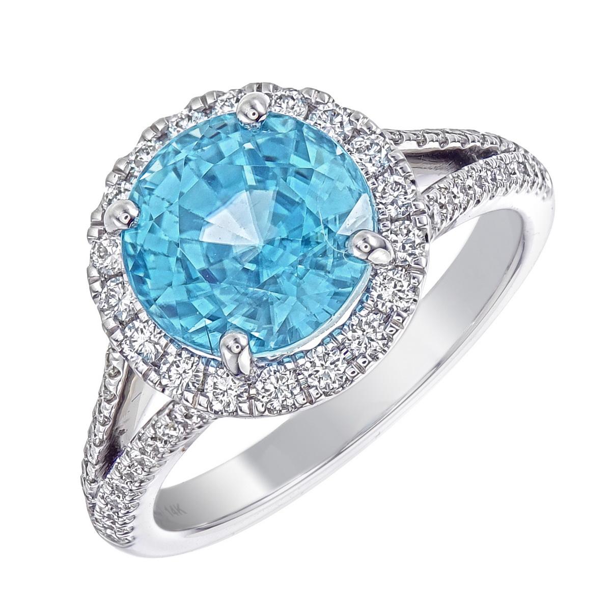 Orloff du Danemark :
Un design raffiné mettant en vedette un zircon bleu naturel de 4,73 ct, réputé pour sa teinte bleu océan rayonnante et sa brillance éclatante. La pierre centrale ronde est encadrée par 67 diamants ronds brillants VS1 (0,54 ct au