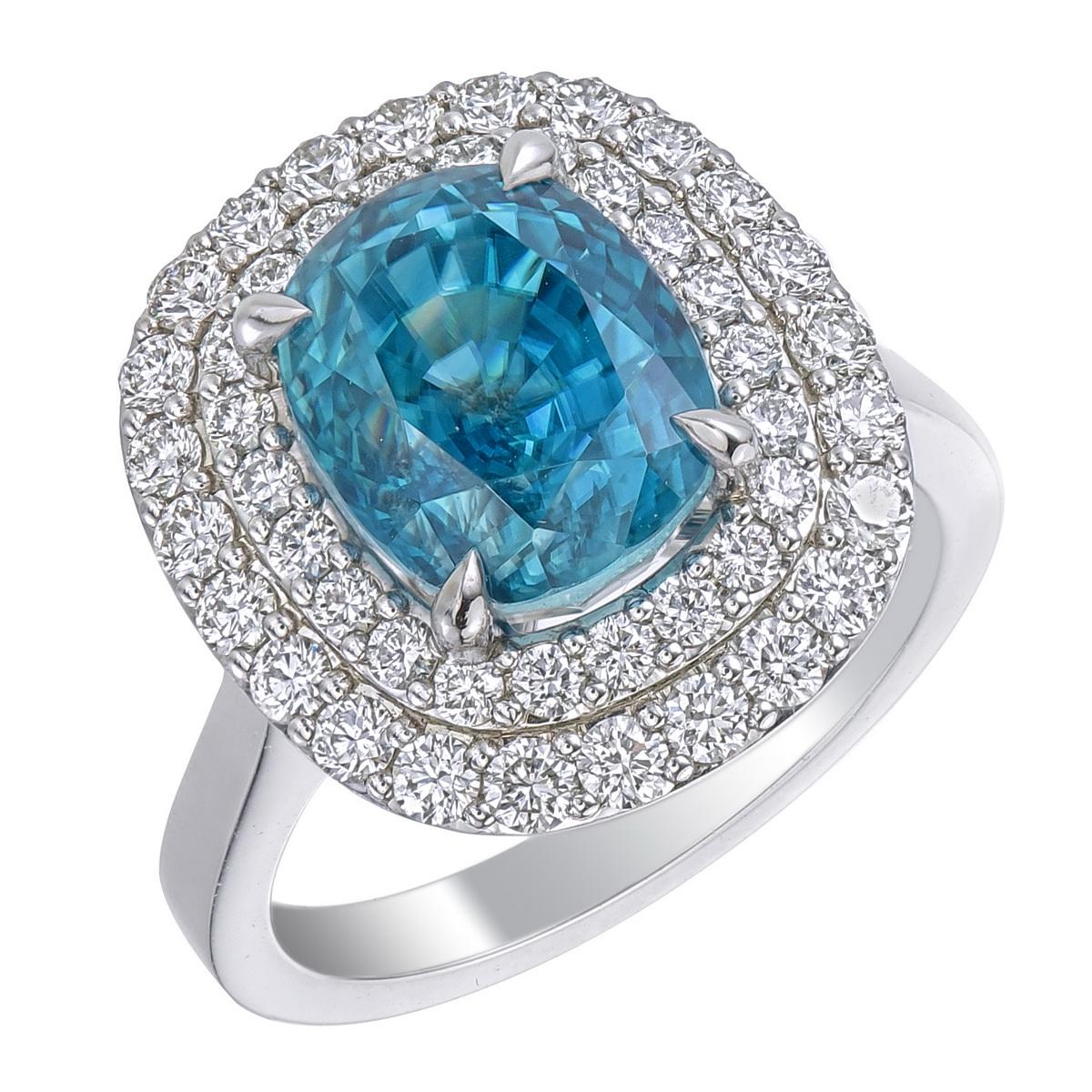 Orloff aus Dänemark:
Ein auffälliges Design mit einem natürlichen blauen Zirkon von 6,96 Karat, der für seinen lebhaften, elektrisch-blauen Farbton und seine außergewöhnliche Dispersion bekannt ist. Umgeben von 47 runden Brillanten VS1 (insgesamt