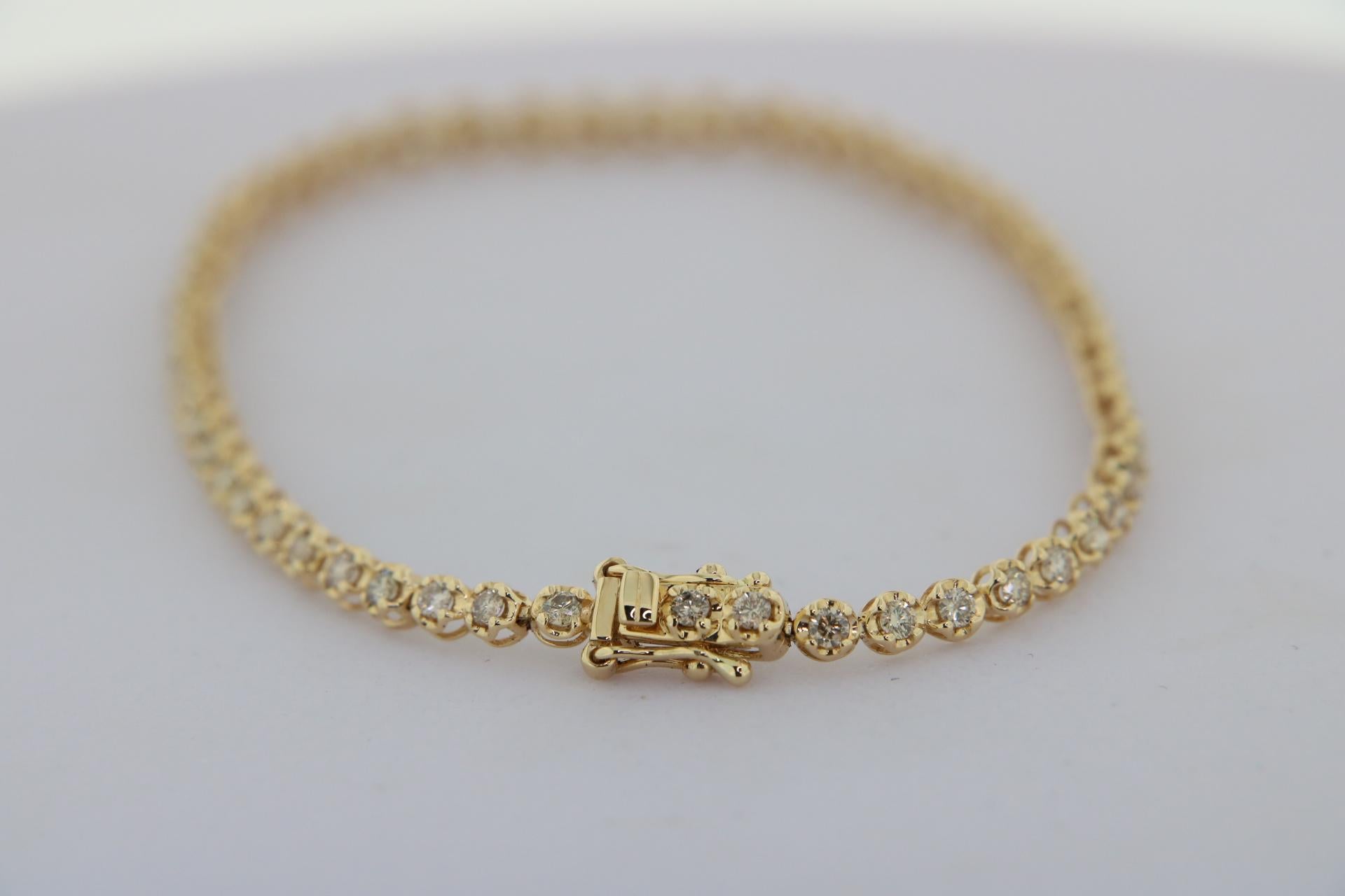 Orloff aus Dänemark,
Dieses elegante, aus 18 Karat Gold gefertigte Diamant-Tennisarmband strahlt Raffinesse und zeitlose Anziehungskraft aus. Er besteht aus 56 fein geschliffenen Diamanten mit einem Gesamtgewicht von 2 Karat, die sorgfältig gefasst