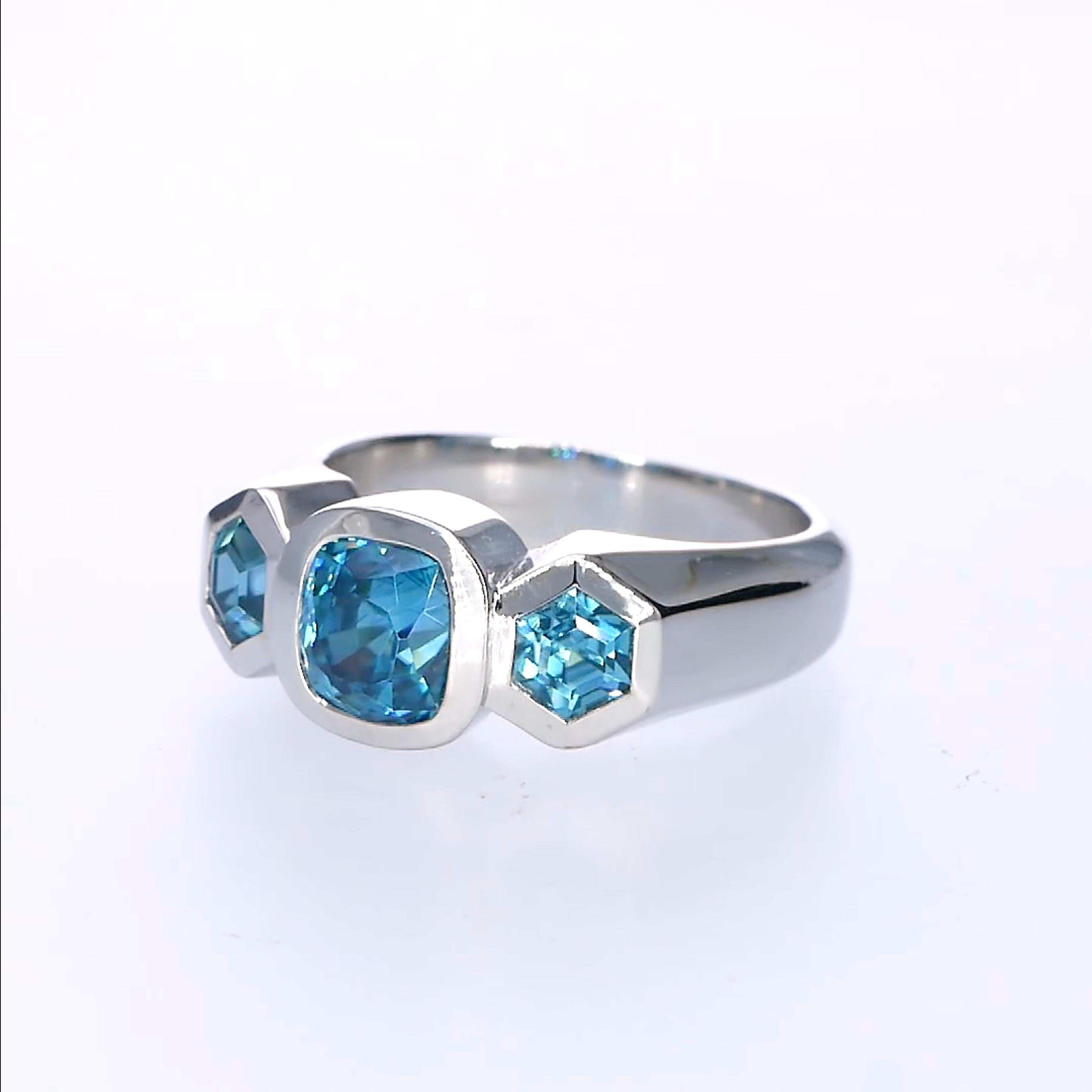 Orloff of Denmark, 4.1 ct Natural Zircon Three-Stone Ring in 925 Sterling Silver In New Condition In Hua Hin, TH