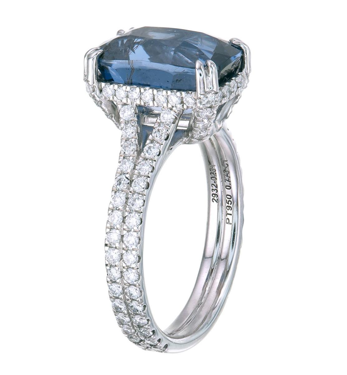 Contemporain Orloff Bague de fiançailles en diamants et spinelle bleue de 5,10 carats à tige fendue du Danemark en vente