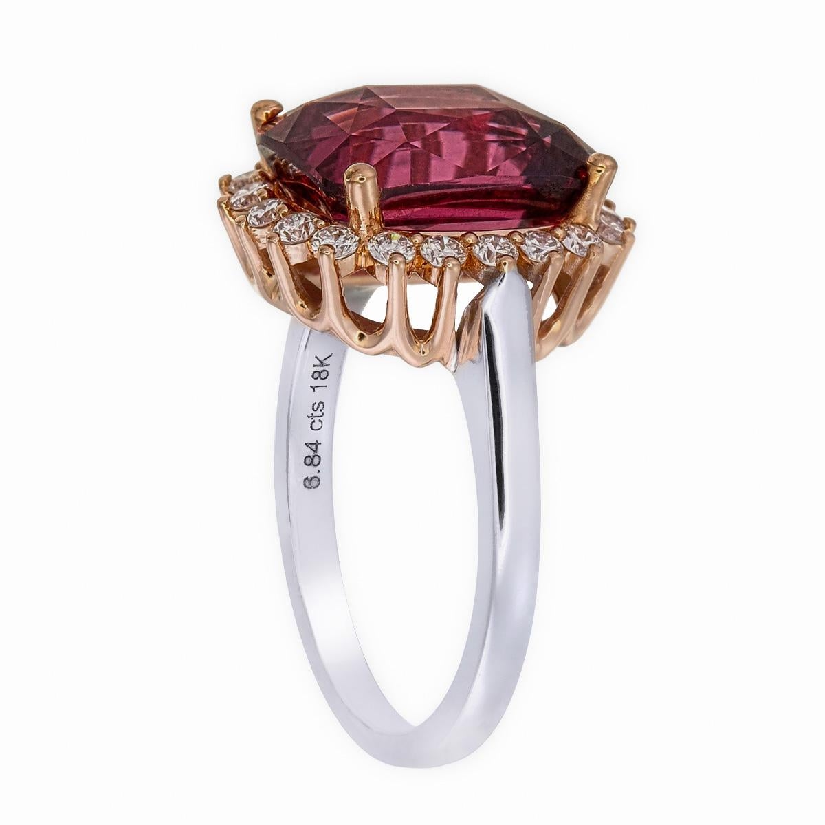 Orloff of Denmark, Diamantring aus 18 Karat Gold mit 6,40 Karat rosafarbenem, rotem Spinell (Kissenschliff)