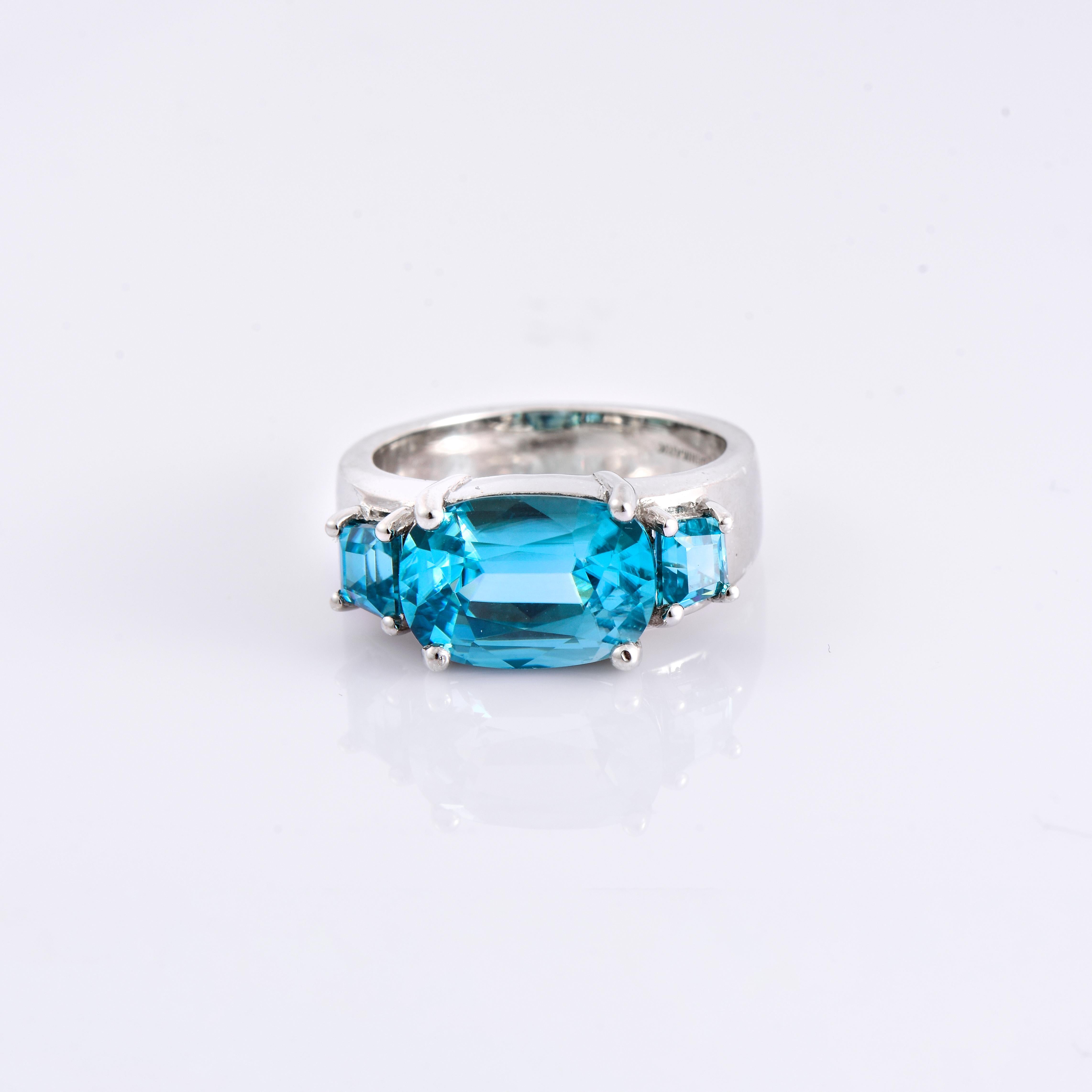 Orloff of Denmark; 925 Sterling Silber Ring mit drei natürlichen kambodschanischen blauen Zirkonen von insgesamt 8,27 Karat besetzt.

Dieses Stück wurde in sorgfältiger Handarbeit aus 925er Sterlingsilber gefertigt.
In der Mitte befindet sich ein
