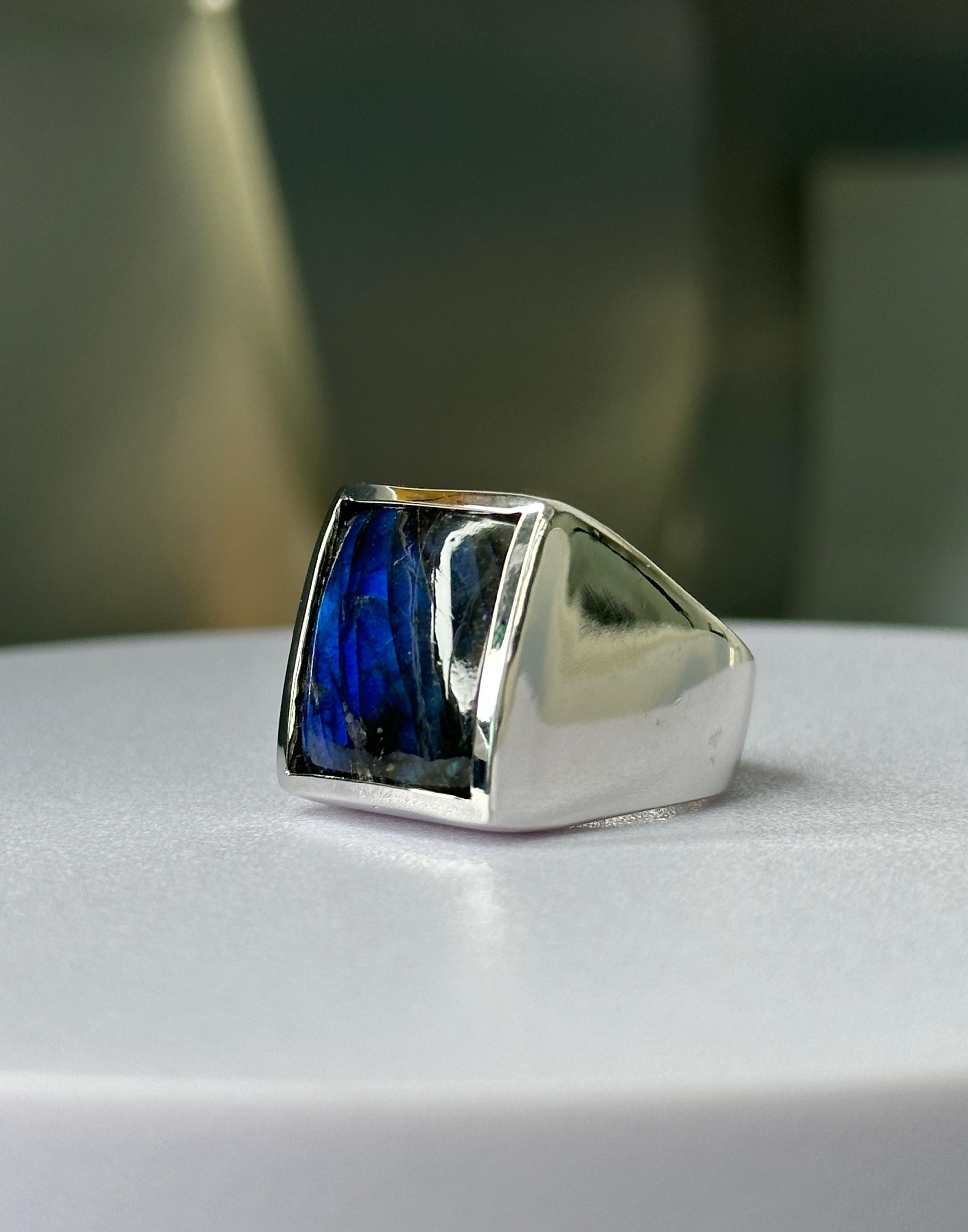 Orloff of Denmark, Charming 17 carat Labradorite Sterling Silver Ring In New Condition For Sale In Hua Hin, TH