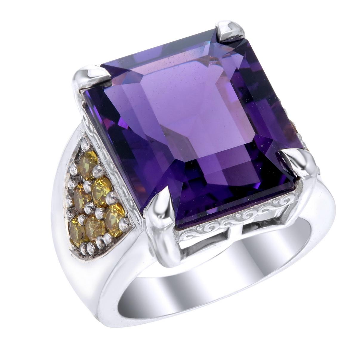 Orloff of Denmark; 15,56 Karat Amethyst Sterling Silber Ring mit zwölf Fancy Yellow Sapphires gesetzt.

Dieses Stück wurde aus 925er Sterlingsilber gefertigt und enthält einen 15,6 Karat schweren, tiefvioletten Amethysten, der von vier scharfen