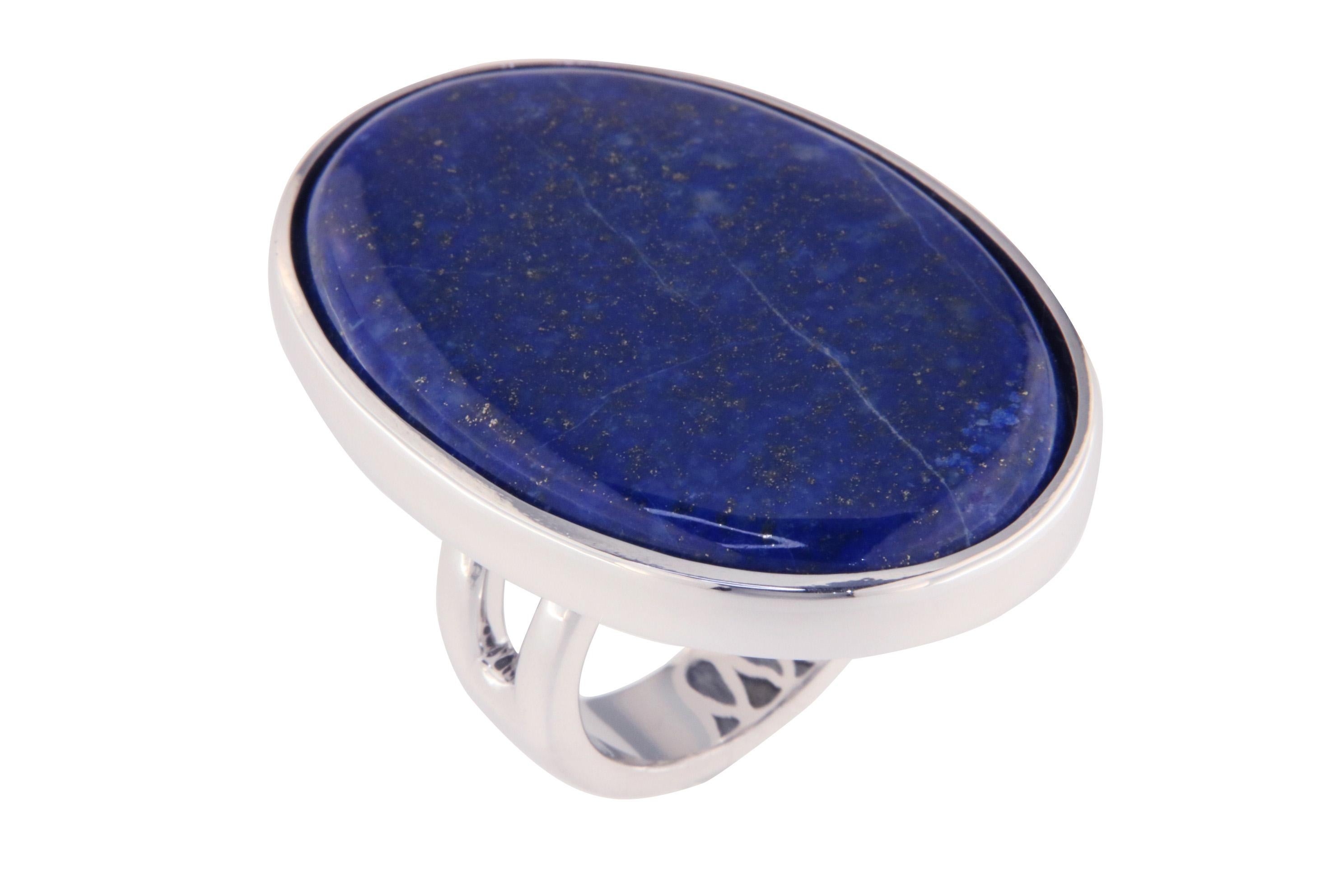 Orloff of Denmark; 78 Karat Lapis Lazuli Ring aus 925 Sterling Silber.


Dieser exquisite Ring wird von einem 78-karätigen Lapislazuli gekrönt, der für seine satte, tiefblaue Farbe mit natürlichen Pyritflecken verehrt wird, die wie kleine Sterne