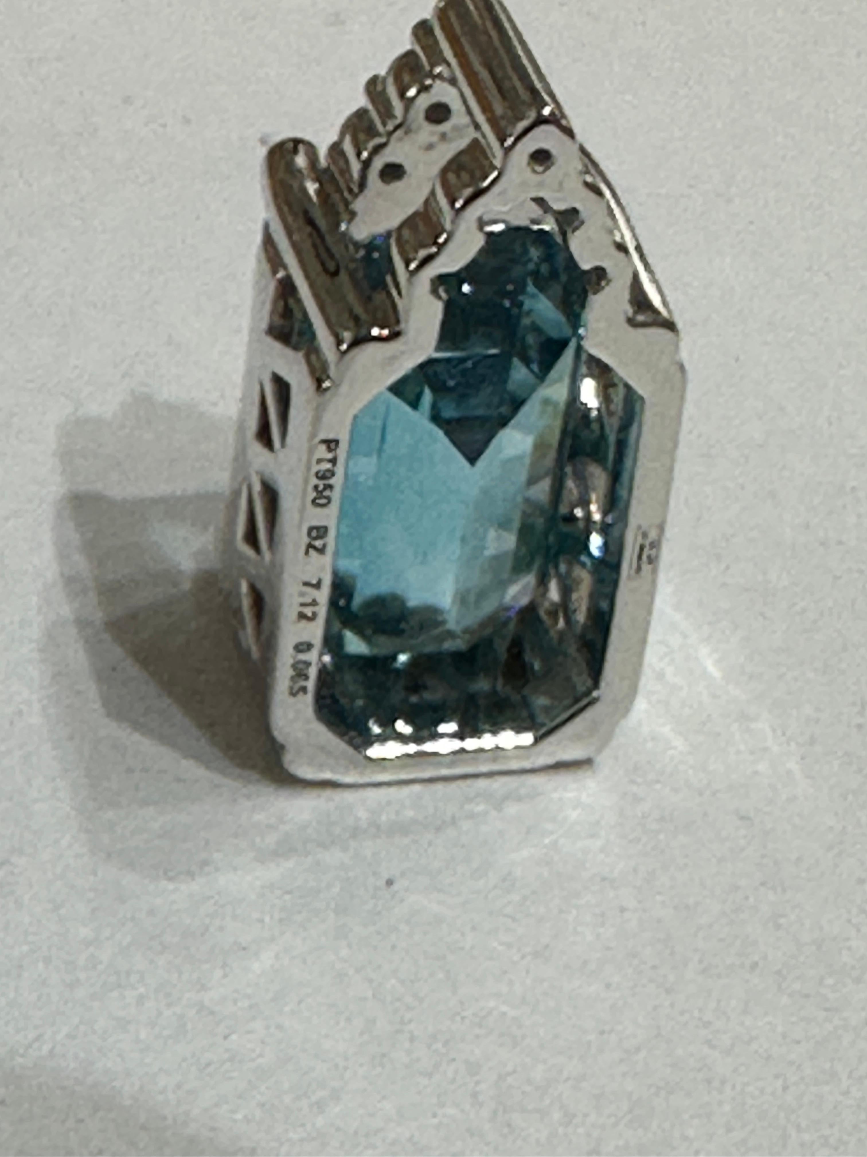 Taille émeraude Orloff of Denmark Pendentif en platine avec zircon bleu naturel de 7,12 carats en vente