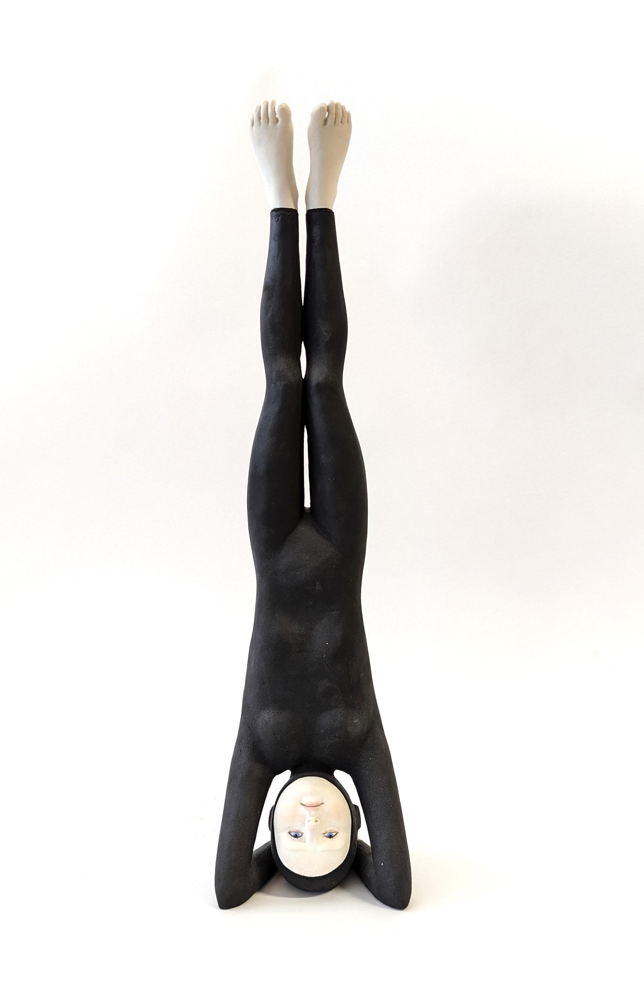 Headstand - sculpture figurative  - Gris Figurative Sculpture par Orly Montag