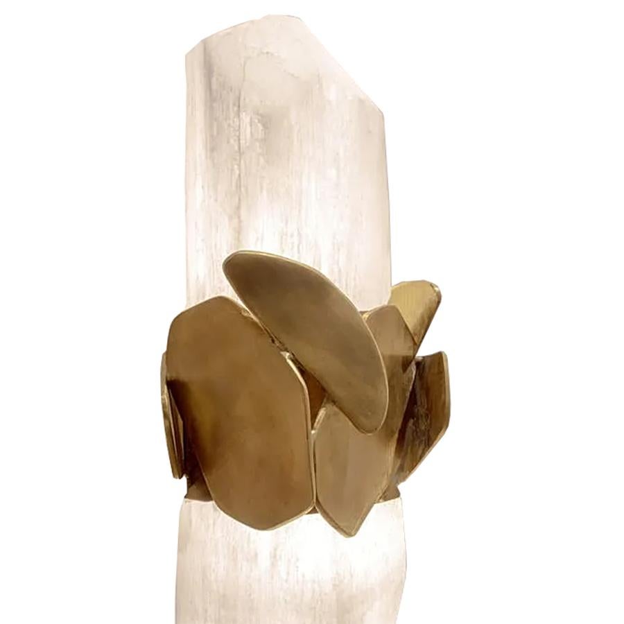 Lámpara de pared Selenite Orma con bronce macizo
estructura en acabado Oro y pantalla de selenita.
2 Bombillas, portalámparas tipo G9, 3W/220V, 
regulable. Regulador de intensidad no incluido. Bombilla no incluida.
También disponible bajo pedido en