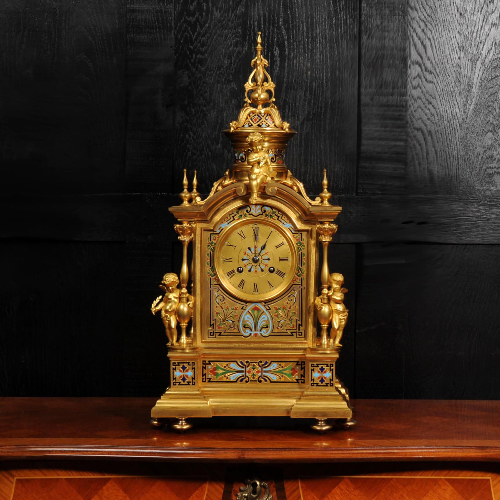 Une magnifique horloge de style Renaissance de la célèbre maison d'horlogerie parisienne Le Roy &Fils. Magnifiquement modelé en bronze finement doré et finement décoré d'un exquis émail champlevé polychrome. La caisse est formée d'un fronton arqué
