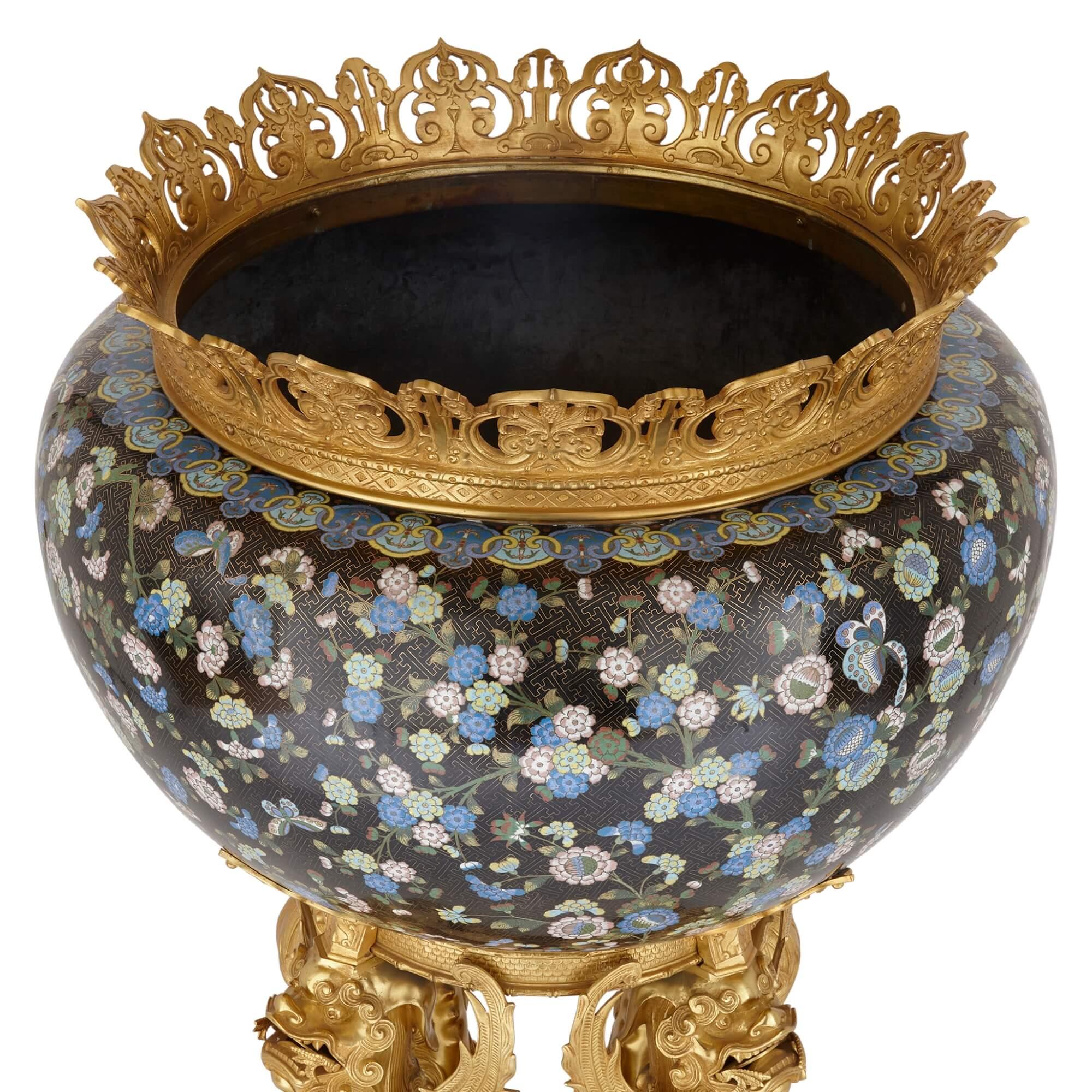 Monumentale jardinière cinese in smalto cloisonné montato in ormolu
Cinese e francese, fine del XIX secolo
Altezza 105 cm, diametro 71 cm

Questo magnifico pezzo è un grande jardinière in smalto cloisonné con montatura in ormolu, composto da un