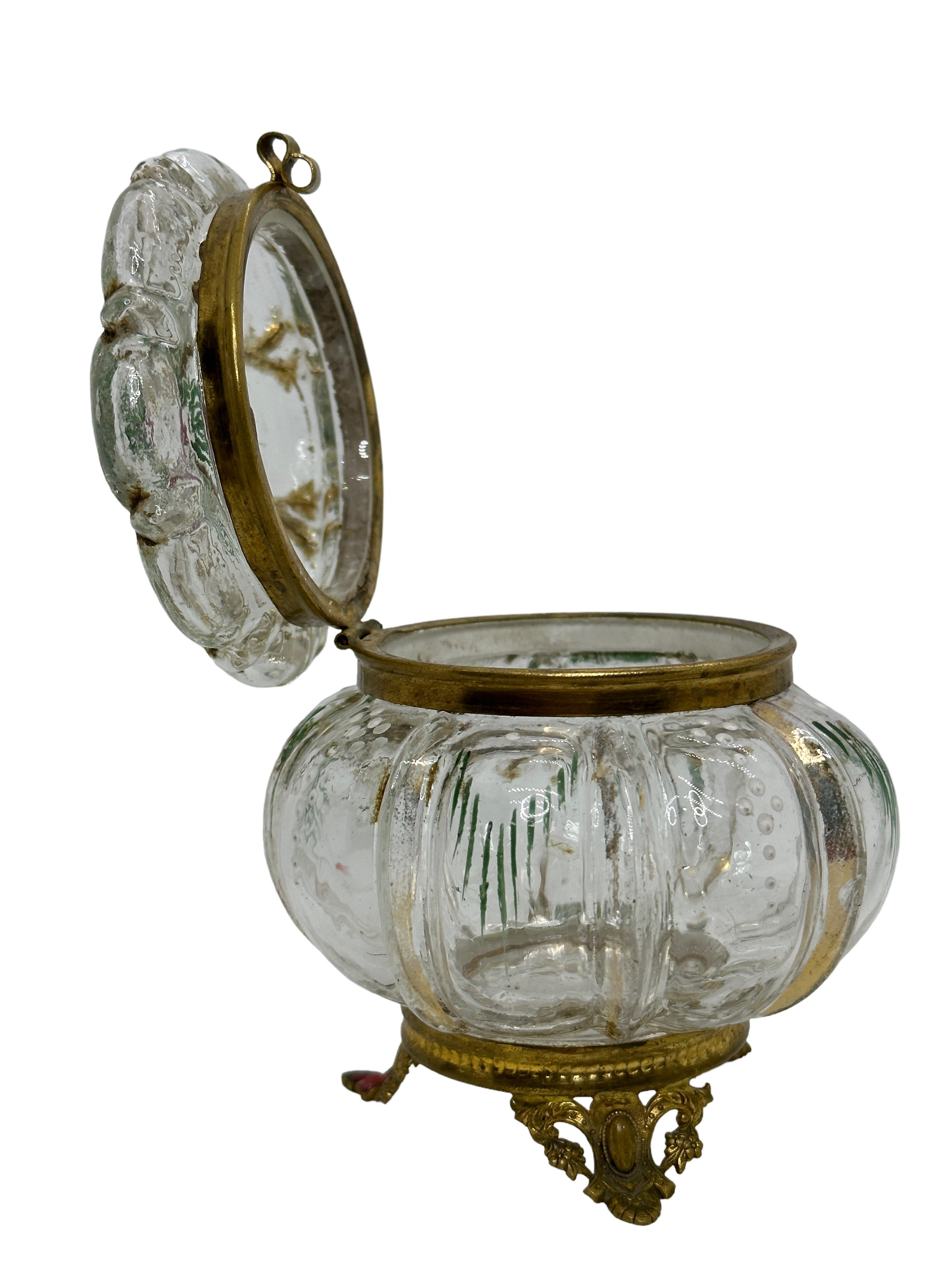 Français Boîte à bijoux à trois anneaux en bronze doré et verre de cristal, France, vers 1880 en vente