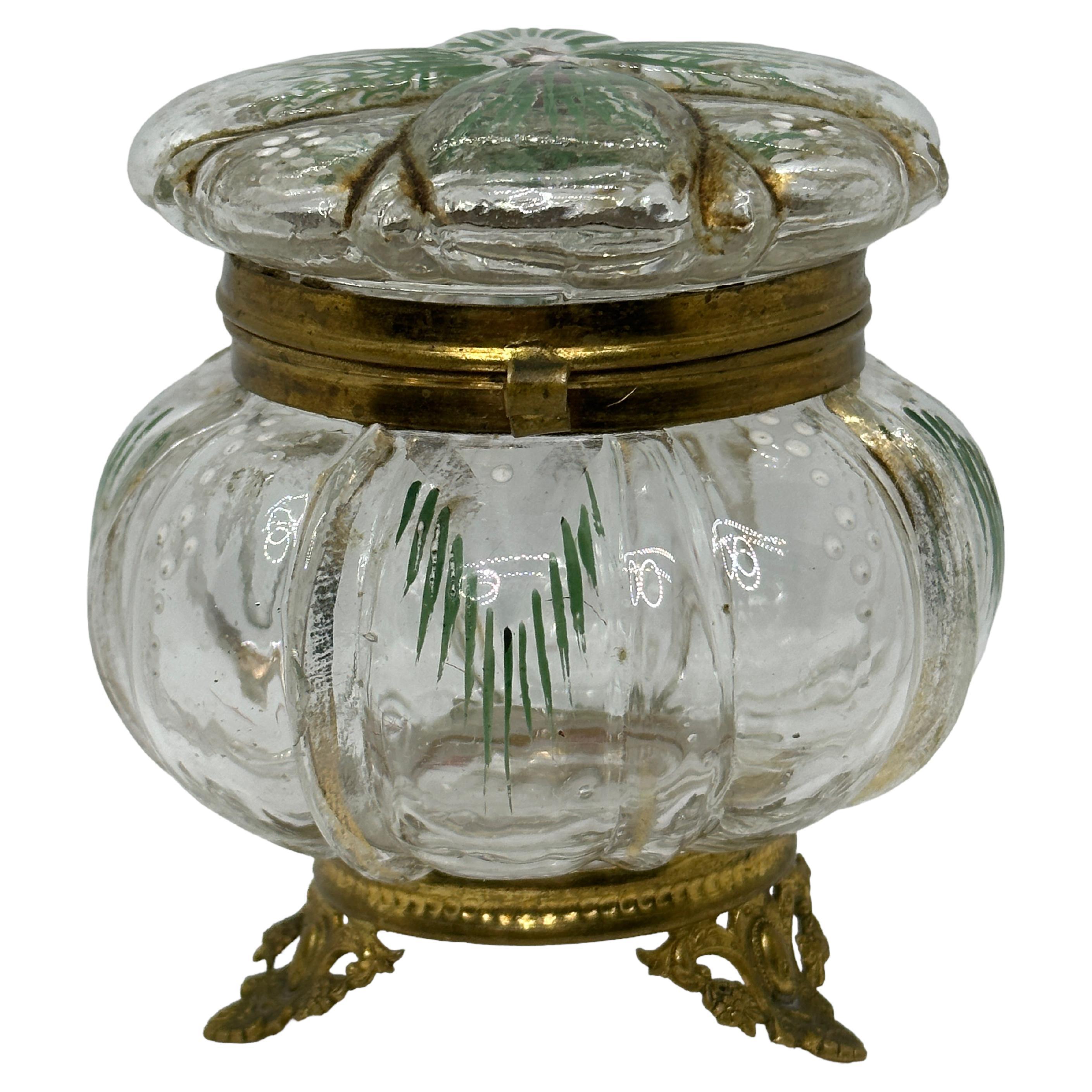 Début du 20ème siècle Boîte à bijoux à trois anneaux en bronze doré et verre de cristal, France, vers 1880 en vente