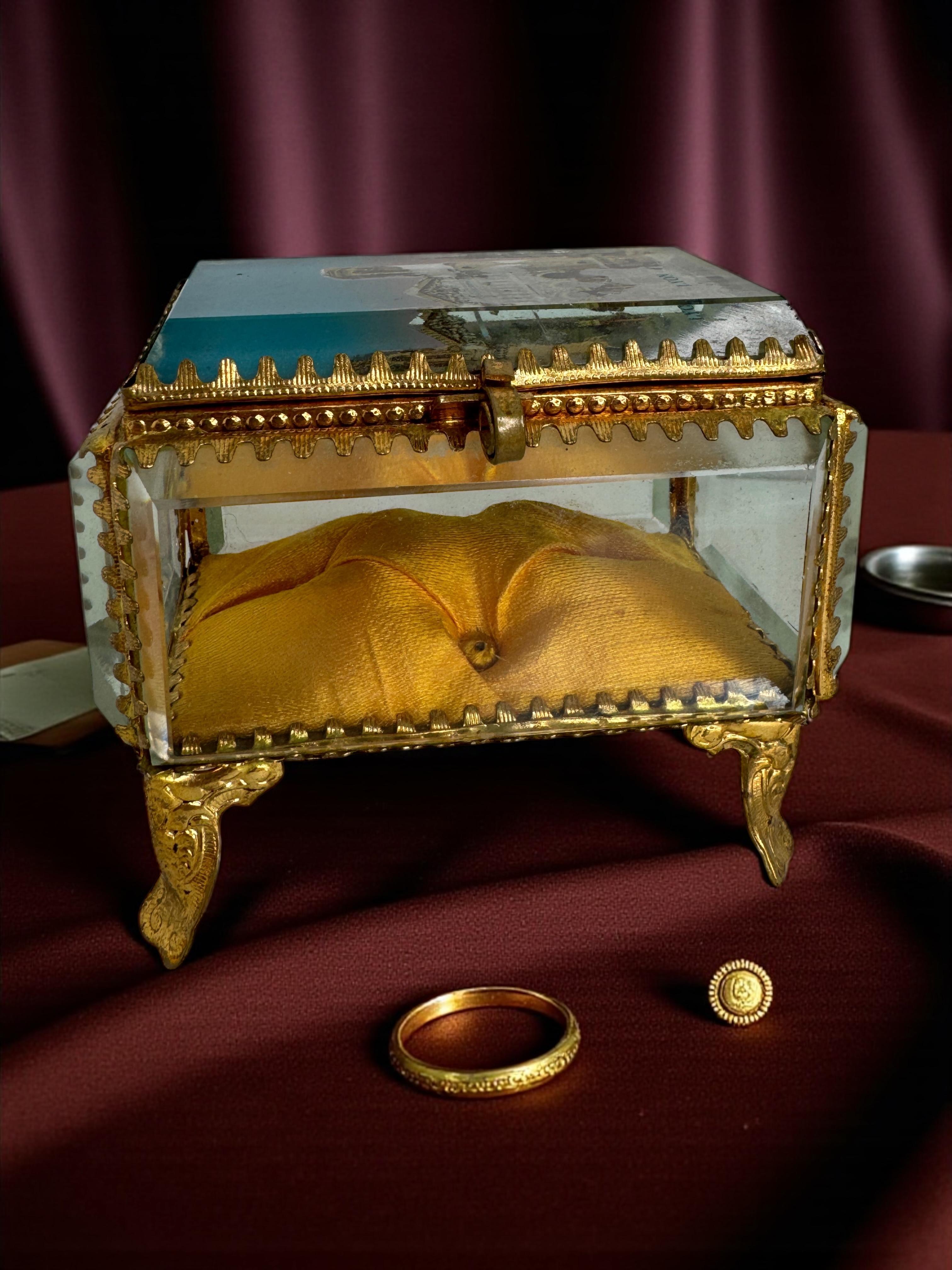 Boîte à bijoux Souvenirs en bronze doré et verre, Lyon France, vers 1900 en vente 3