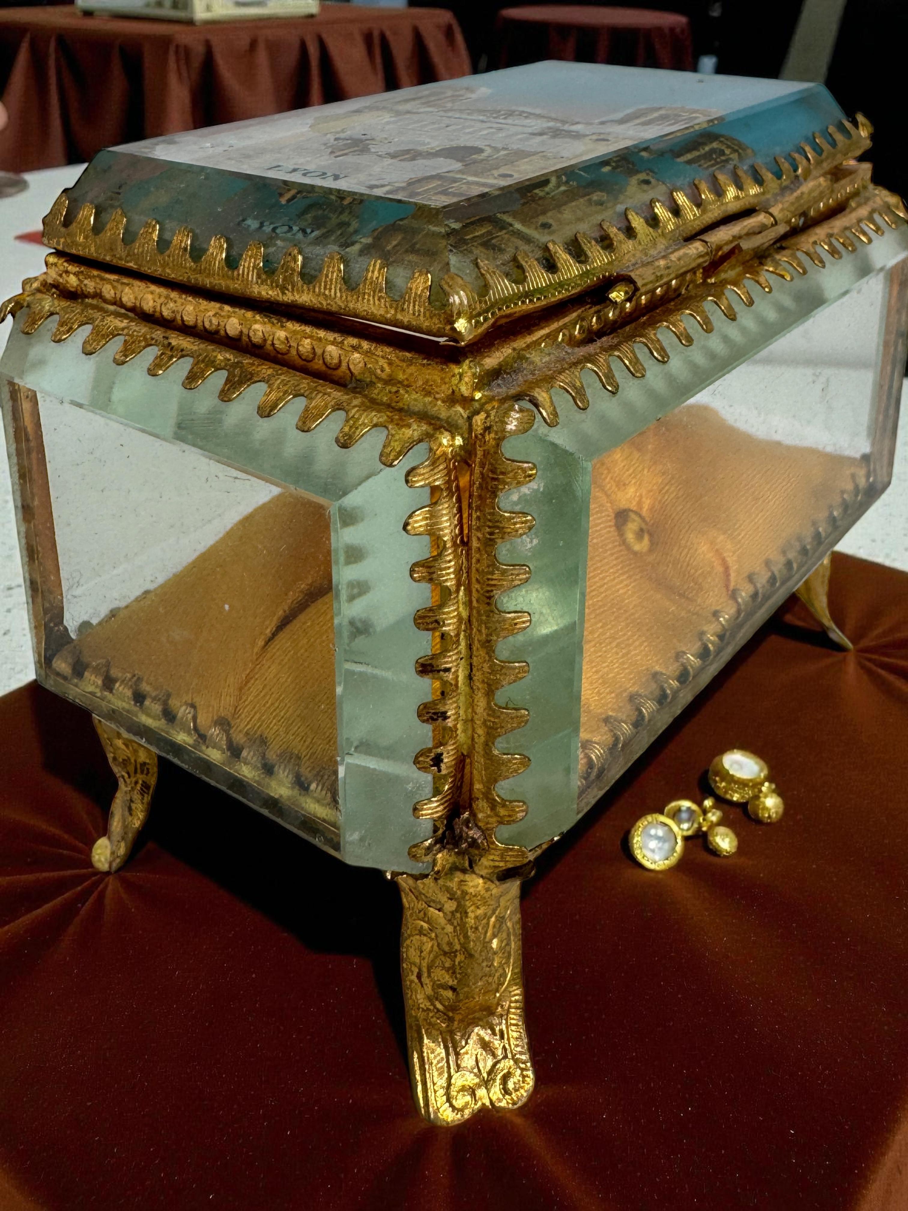 Boîte à bijoux Souvenirs en bronze doré et verre, Lyon France, vers 1900 en vente 7