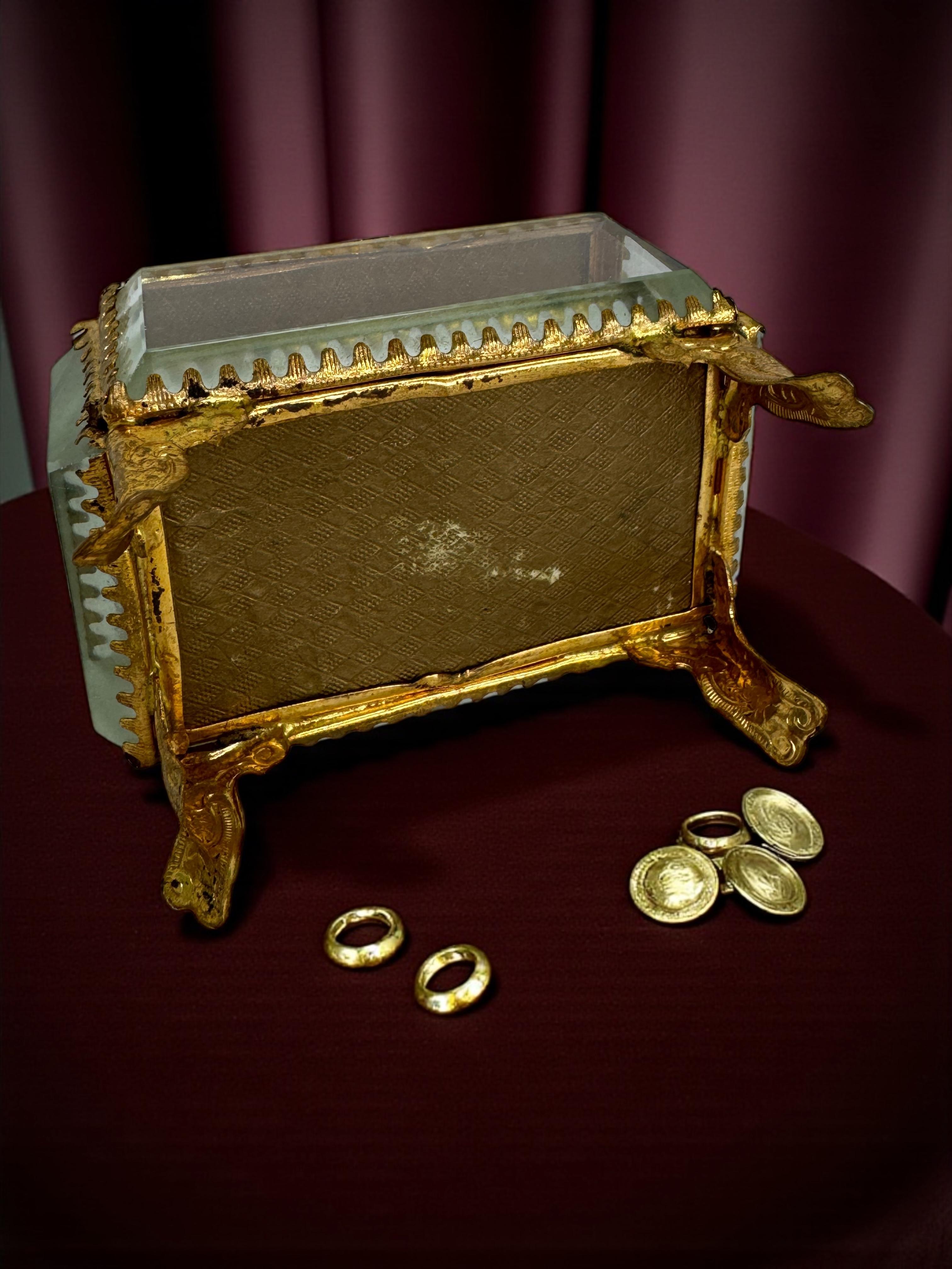 Boîte à bijoux Souvenirs en bronze doré et verre, Lyon France, vers 1900 en vente 9