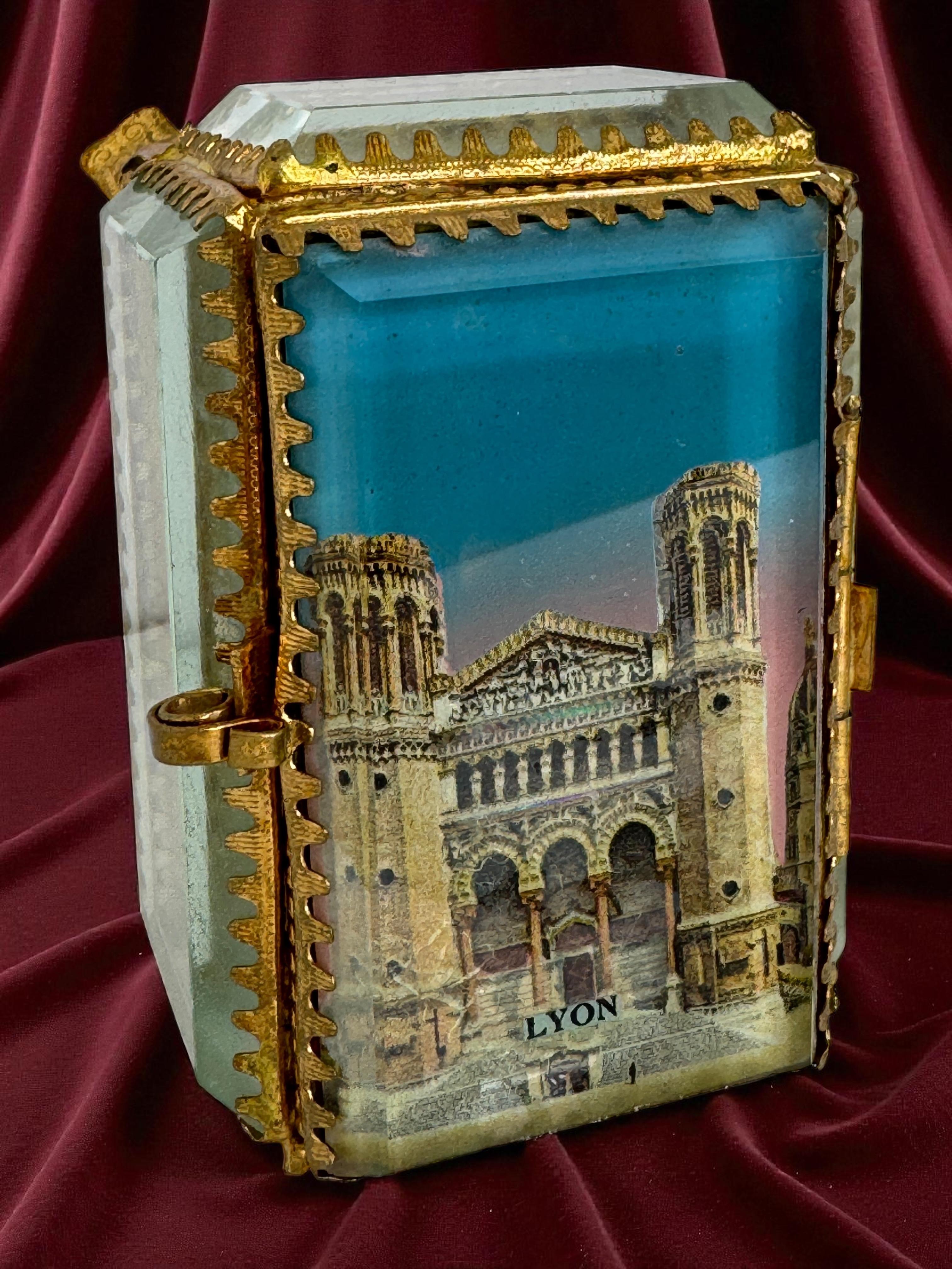 Boîte à bijoux Souvenirs en bronze doré et verre, Lyon France, vers 1900 en vente 10