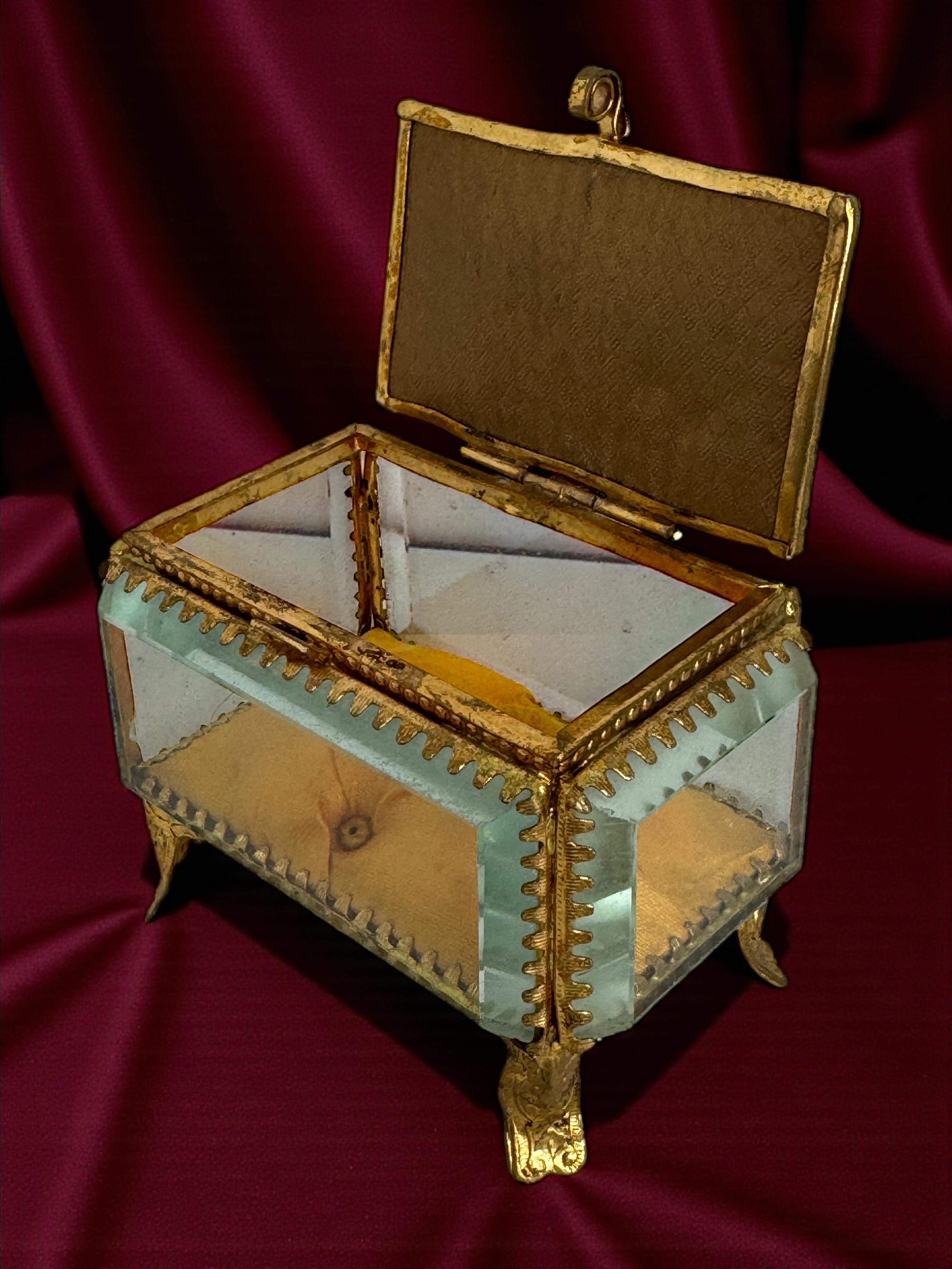 Boîte à bijoux Souvenirs en bronze doré et verre, Lyon France, vers 1900 en vente 11