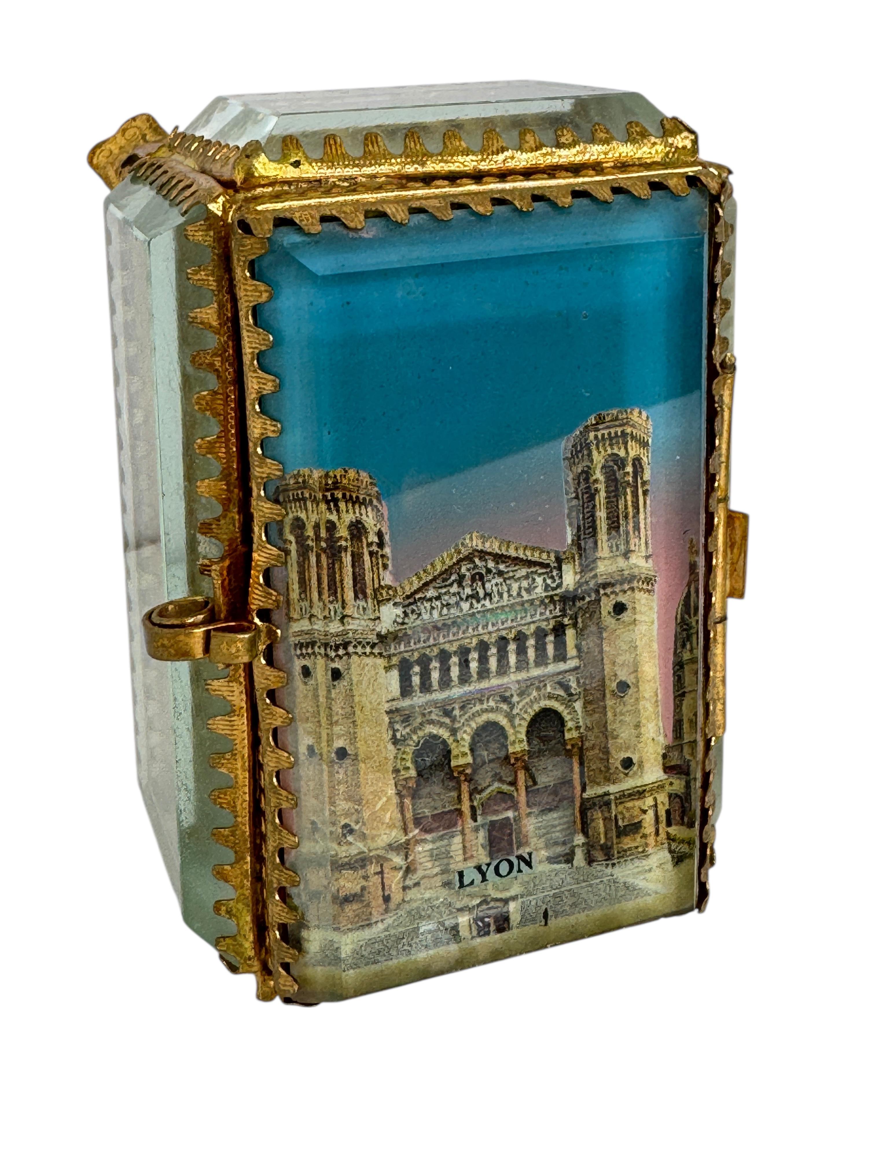 Boîte à bijoux Souvenirs en bronze doré et verre, Lyon France, vers 1900 en vente 1