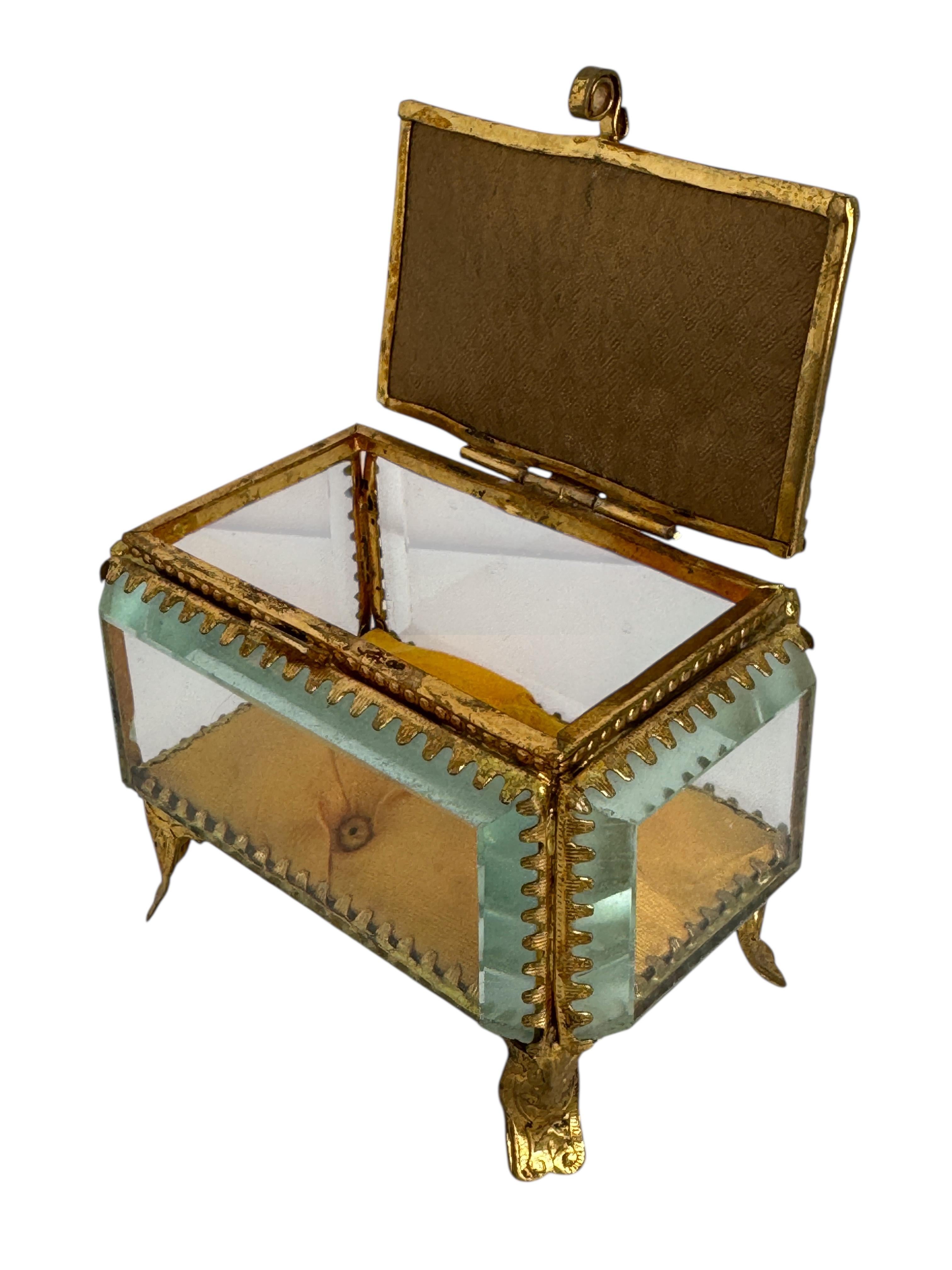 Boîte à bijoux Souvenirs en bronze doré et verre, Lyon France, vers 1900 en vente 2