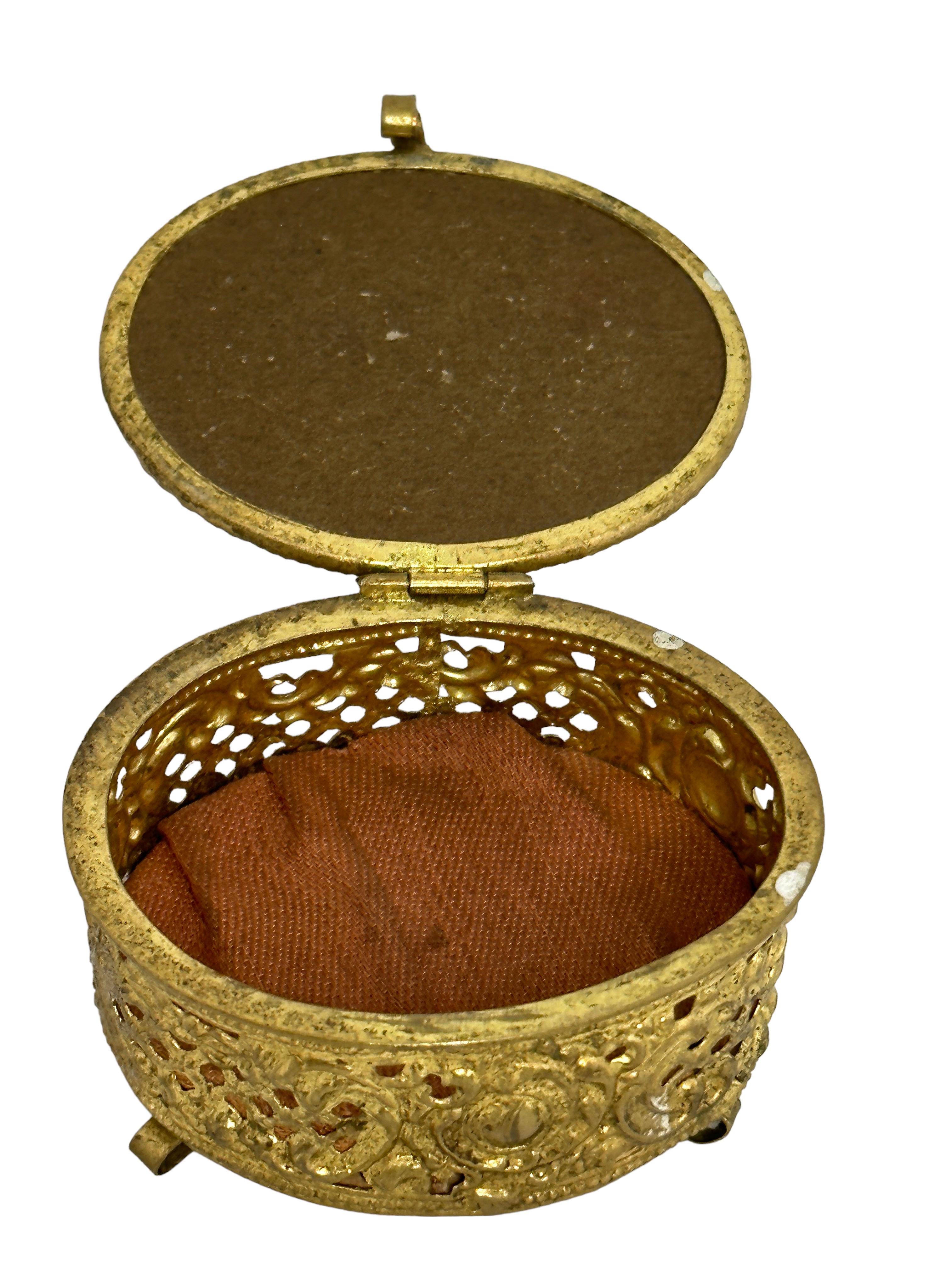 Bronze doré Boîte à bijoux souvenir en bronze doré et verre, Maria Zell, Autriche, vers 1900 en vente