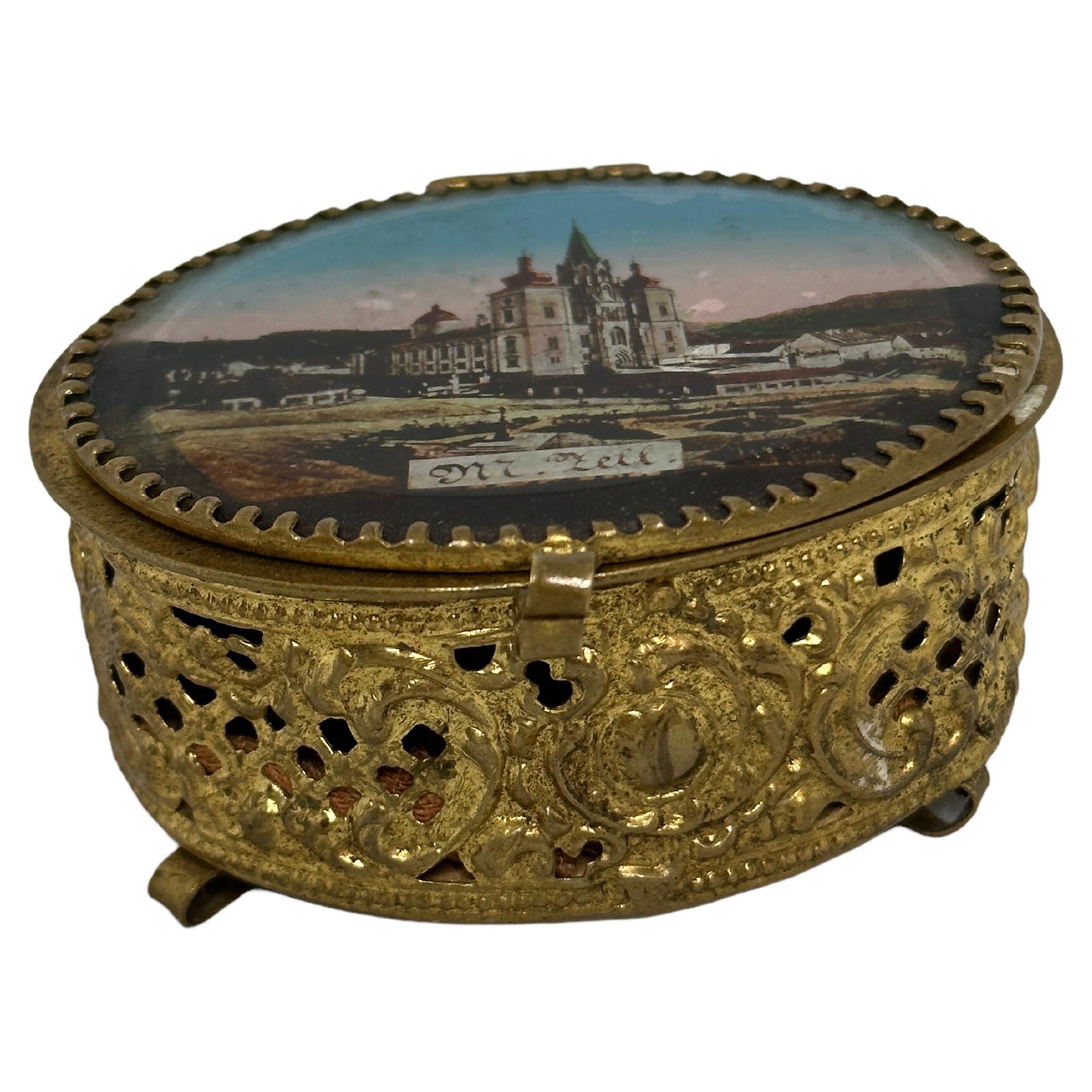 Boîte à bijoux souvenir en bronze doré et verre, Maria Zell, Autriche, vers 1900 en vente