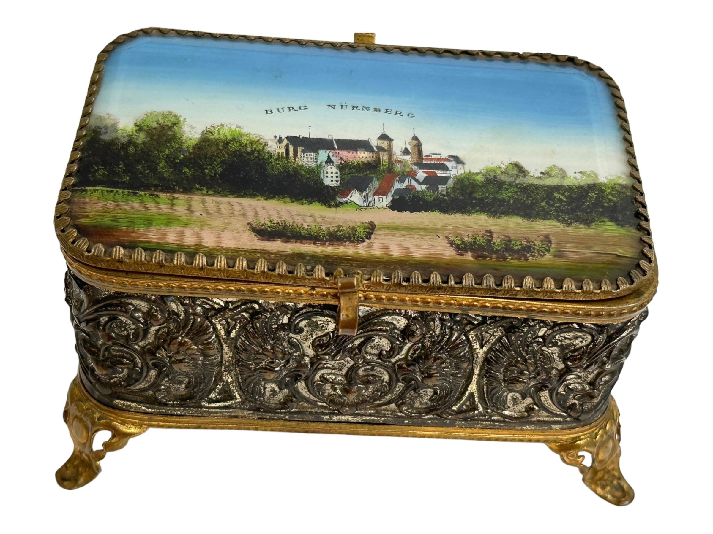 Hollywood Regency Boîte à bijoux souvenir en bronze doré et verre, château de Nuremberg, vers 1900 en vente