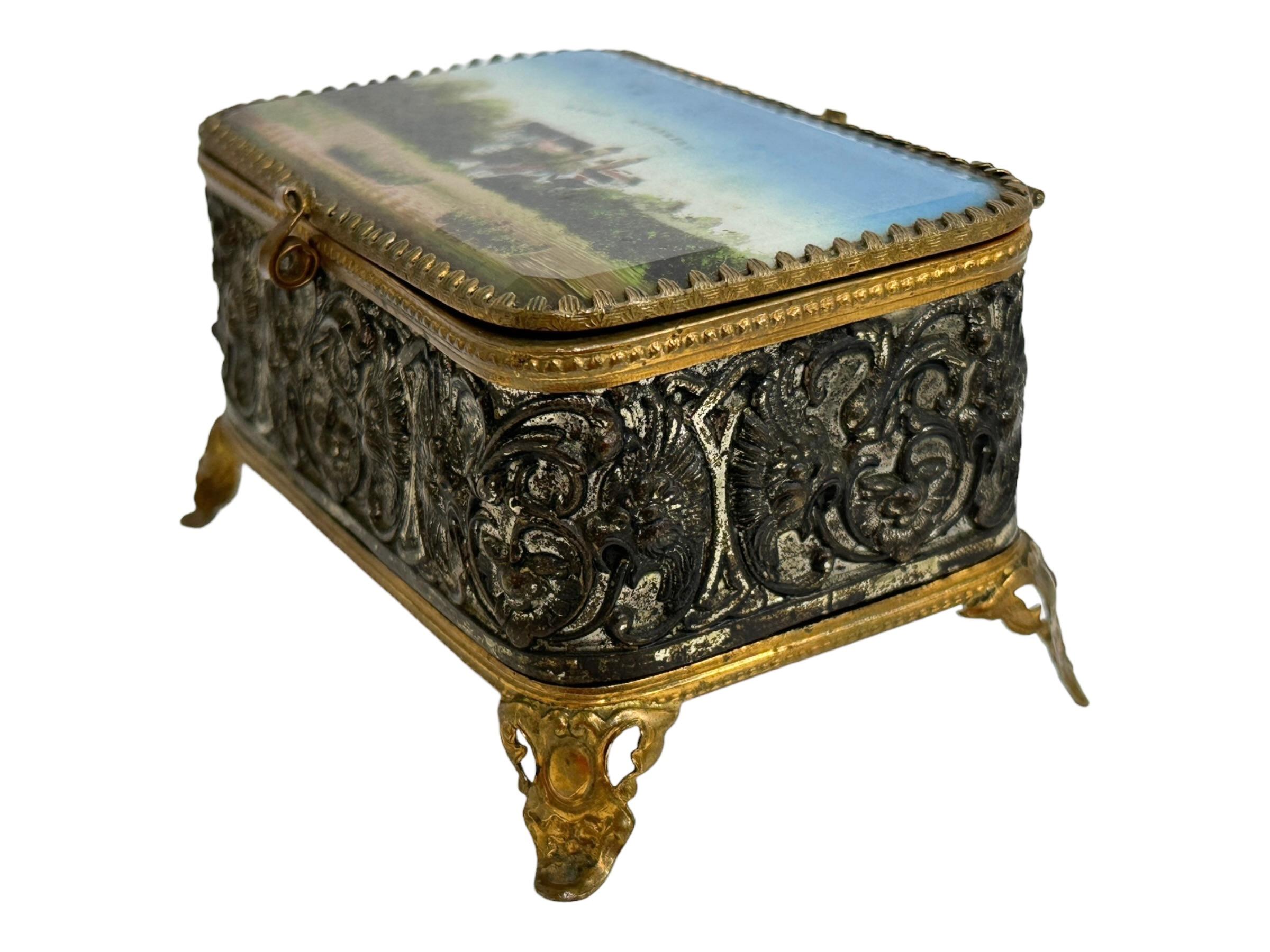 Autrichien Boîte à bijoux souvenir en bronze doré et verre, château de Nuremberg, vers 1900 en vente