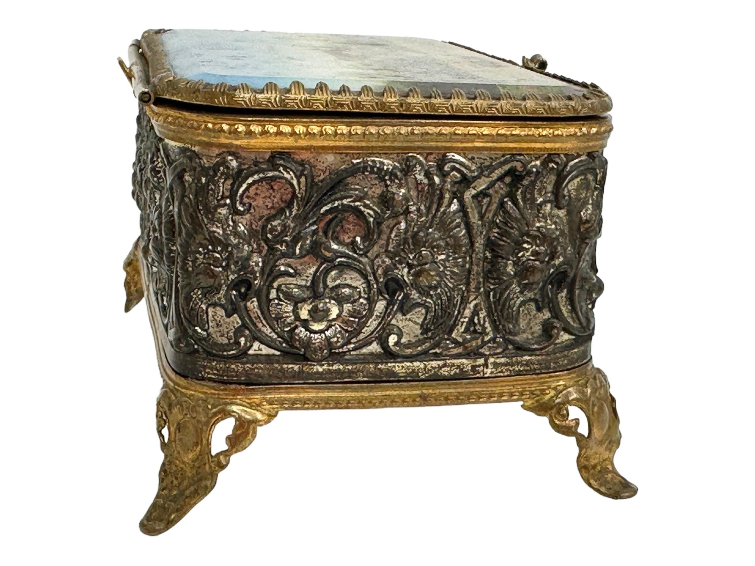 Début du 20ème siècle Boîte à bijoux souvenir en bronze doré et verre, château de Nuremberg, vers 1900 en vente