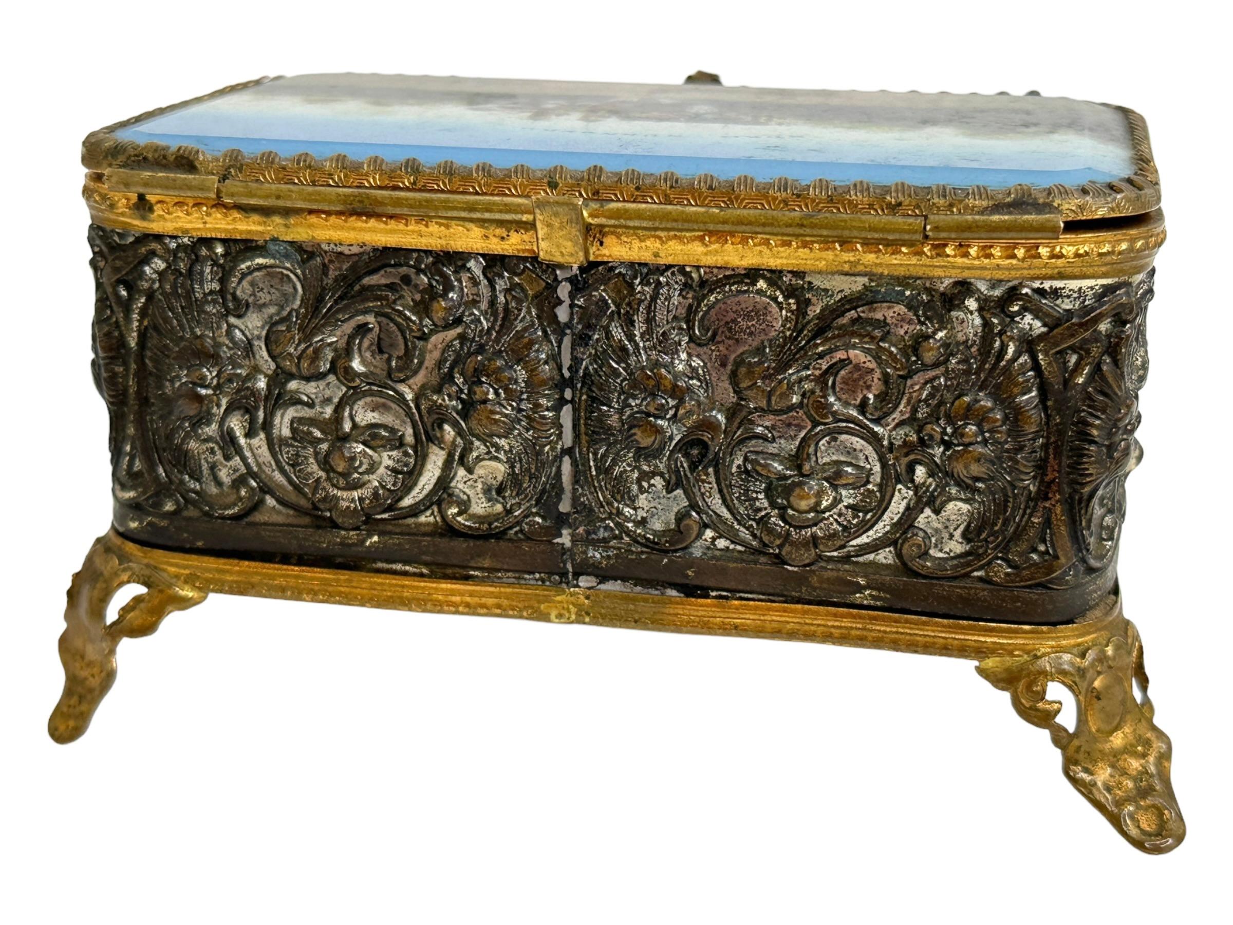 Verre Boîte à bijoux souvenir en bronze doré et verre, château de Nuremberg, vers 1900 en vente