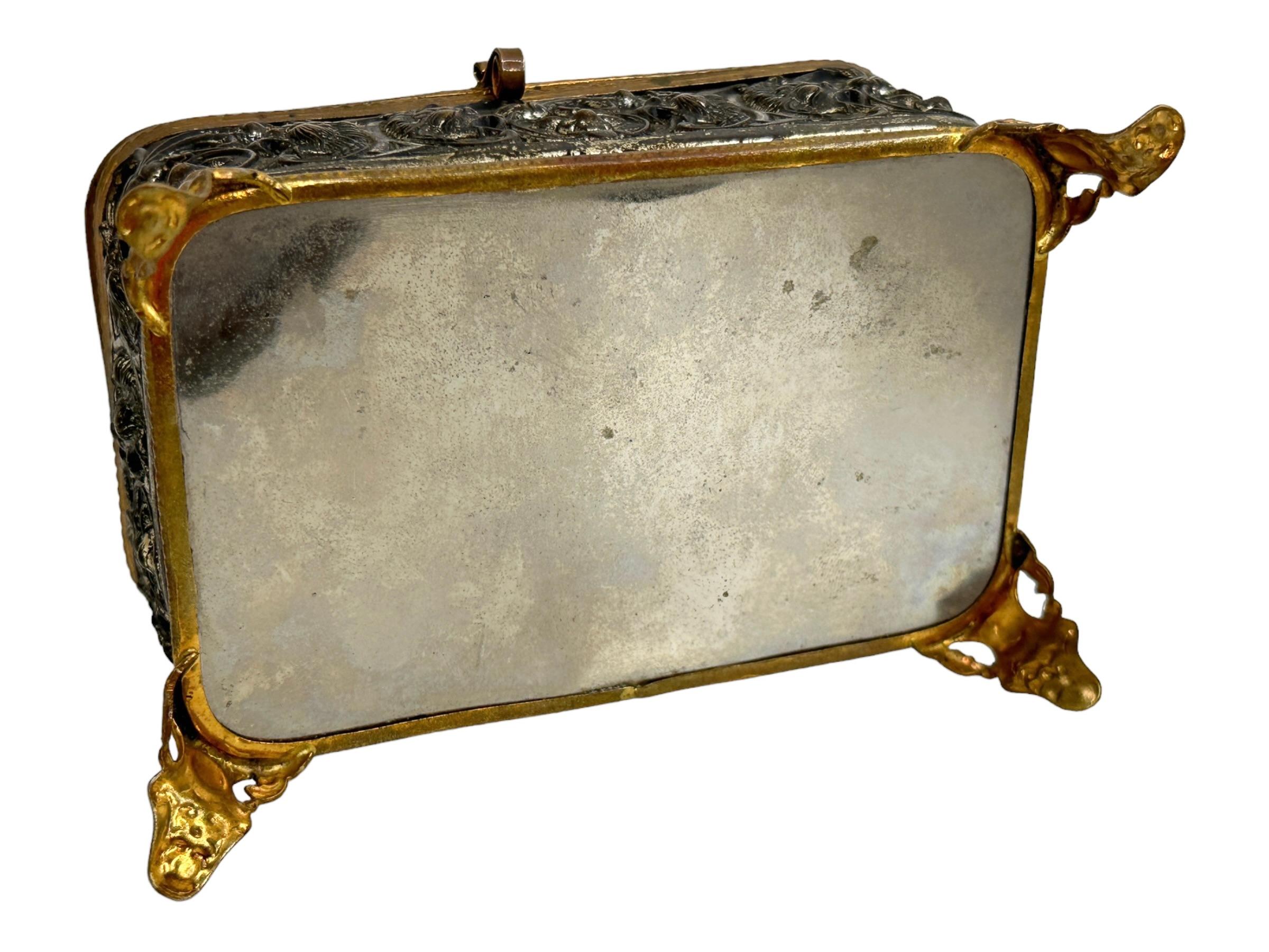 Boîte à bijoux souvenir en bronze doré et verre, château de Nuremberg, vers 1900 en vente 2