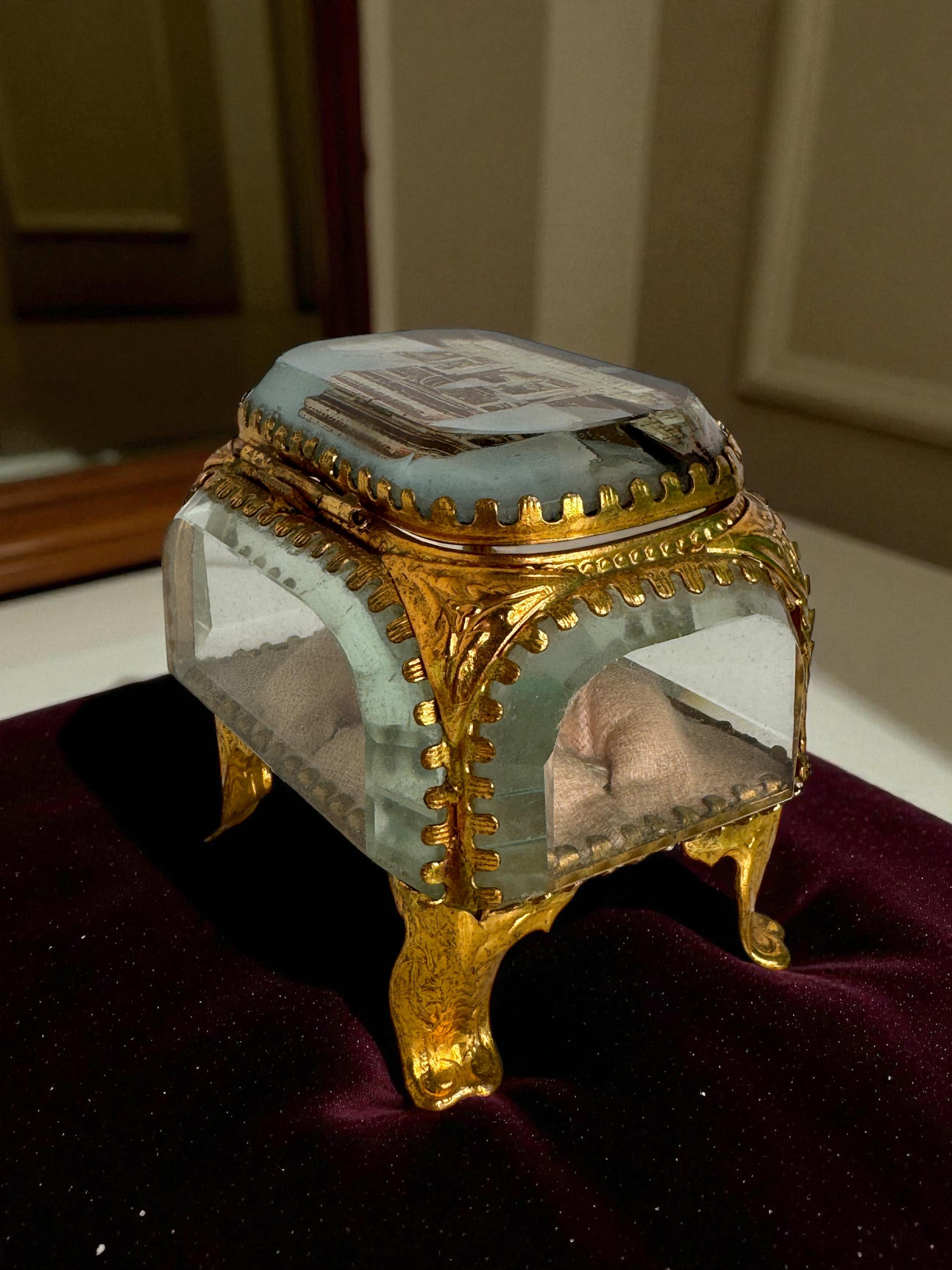 Ormolu and Glass Souvenir Trinket Jewelry Box, Paris Arc de Triomphe circa 1900s For Sale 4